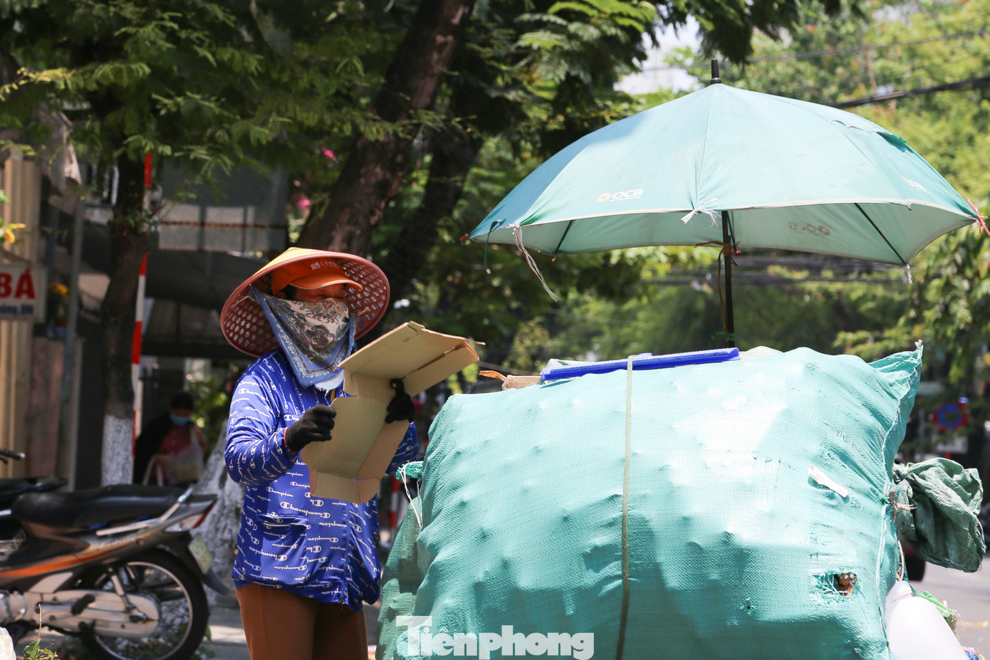 "Trời nắng quá nên tôi lắp thêm ô trên xe đẩy để chống nóng, dù sao cũng đỡ hơn phơi mình dưới nắng liên tục. Tôi cũng đem theo khoảng 2 lít nước lọc đề phòng say nắng hay mất nước. Thời điểm nắng gắt, tôi thường ghé vào trường học hoặc vỉa hè có bóng mát để nghỉ ngơi", bà Thảo nói.
