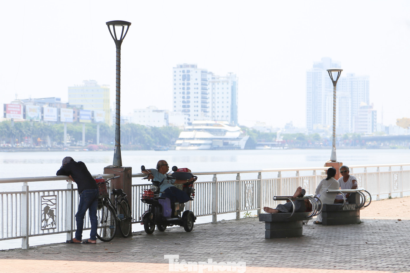 Đối với những người lao động tự do, khu vực chân cầu sông Hàn, cầu Rồng, cầu Trần Thị Lý, vỉa hè những con đường nhiều cây xanh như Trần Phú, Bạch Đằng, Thái Phiên, Nguyễn Chí Thanh, Lê Lợi... là nơi nghỉ trưa lý tưởng để tránh nóng.