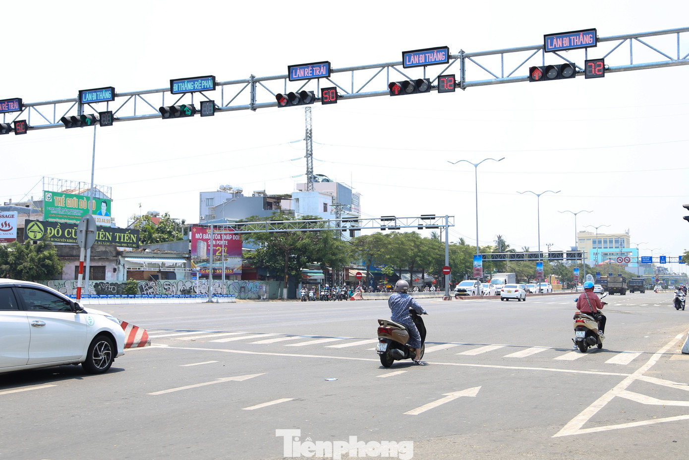 Thời tiết nắng nóng khiến đa phần người dân ngại ra đường sau khoảng 11h30. Các tuyến đường vốn đông đúc như Hùng Vương, Lê Duẩn, Nguyễn Văn Linh, Ngô Quyền... cũng thưa thớt hơn thường ngày. "Nắng nóng như thế này, phải "cực chẳng đã" mới phải ra đường vào giờ trưa. Tôi bịt 2 lớp khẩu trang, quần áo chống nắng, chân váy chống nắng mà vẫn thấy nóng rát. Kinh khủng nhất là gặp ngã tư đèn đỏ phải chờ đợi hơn 1 phút dưới nắng", chị Hoàng Thị Thu (quận Sơn Trà) than thở.