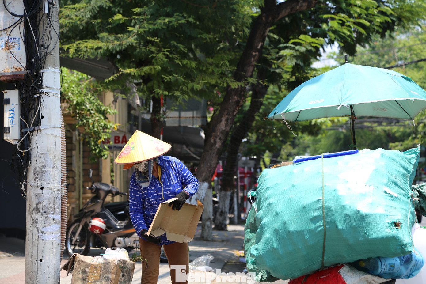 Dưới cái nắng đổ lửa, bà Bùi Thị Phước Thảo (60 tuổi, phường Thanh Khê Tây, quận Thanh Khê) vẫn cần mẫn đẩy xe đi nhặt nhạnh phế liệu dọc tuyến đường Hải Phòng. Mỗi ngày, bà thường bắt đầu công việc từ khoảng 8h đến 16h hằng ngày. 2 hôm nay, trời nắng gắt khiến công việc của bà vất vả hơn.