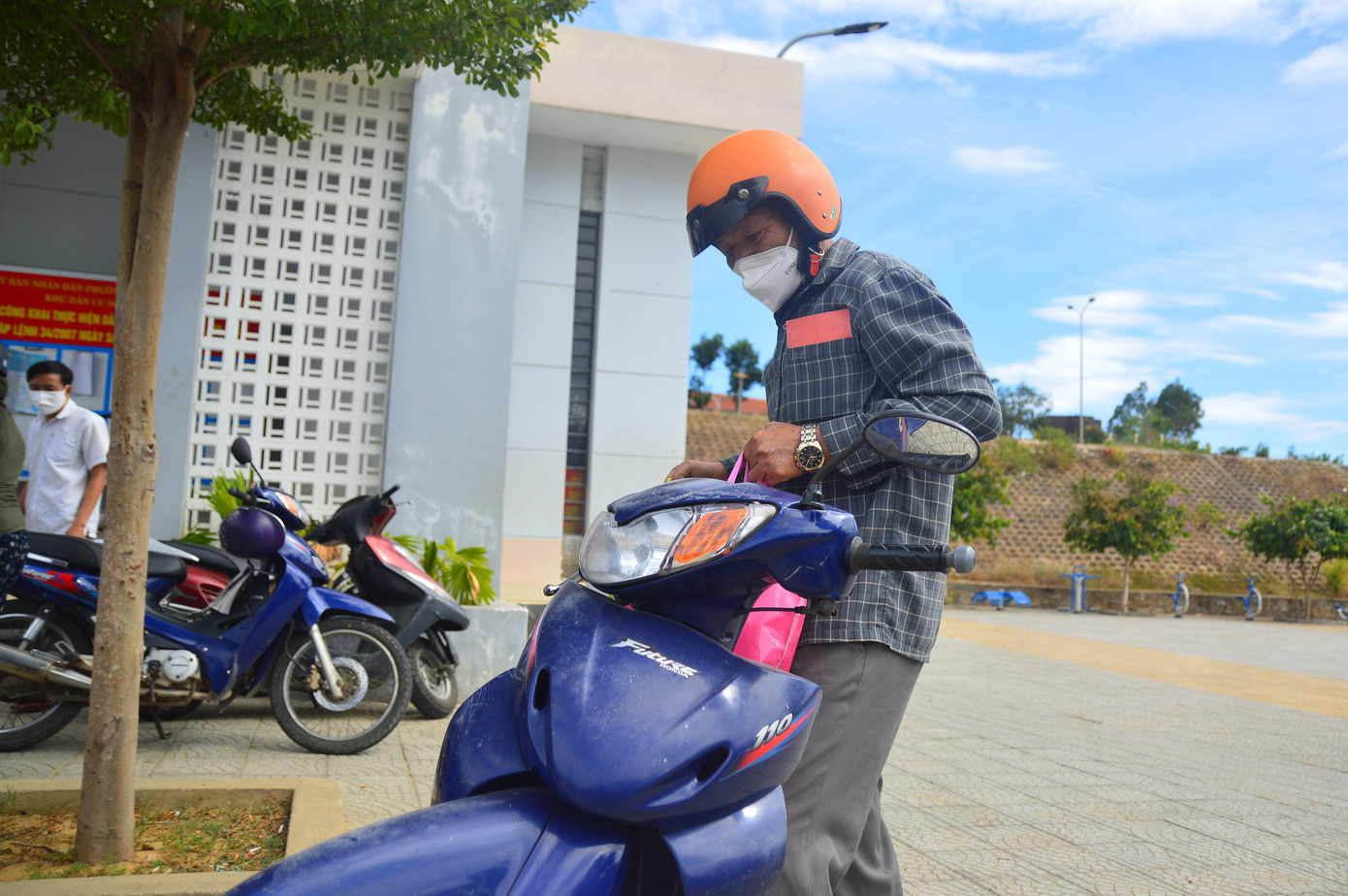 Nhiều tháng qua, gia đình ông Nguyễn Văn Ba (74 tuổi, tổ 7 phường Hòa Thọ Tây, quận Cẩm Lệ) chật vật do dịch bệnh. Bản thân ông vừa mổ tim, vợ bị ung thư, cả mấy tháng trời không có thu nhập. "Một miếng khi đói bằng một gói khi no, phần quà này là cứu cánh của vợ chồng tui trong những ngày tháng giãn cách sắp tới. Tui rất cảm ơn chương trình và các mạnh thường quân đã hỗ trợ", ông Ba nói. (Giang Thanh)