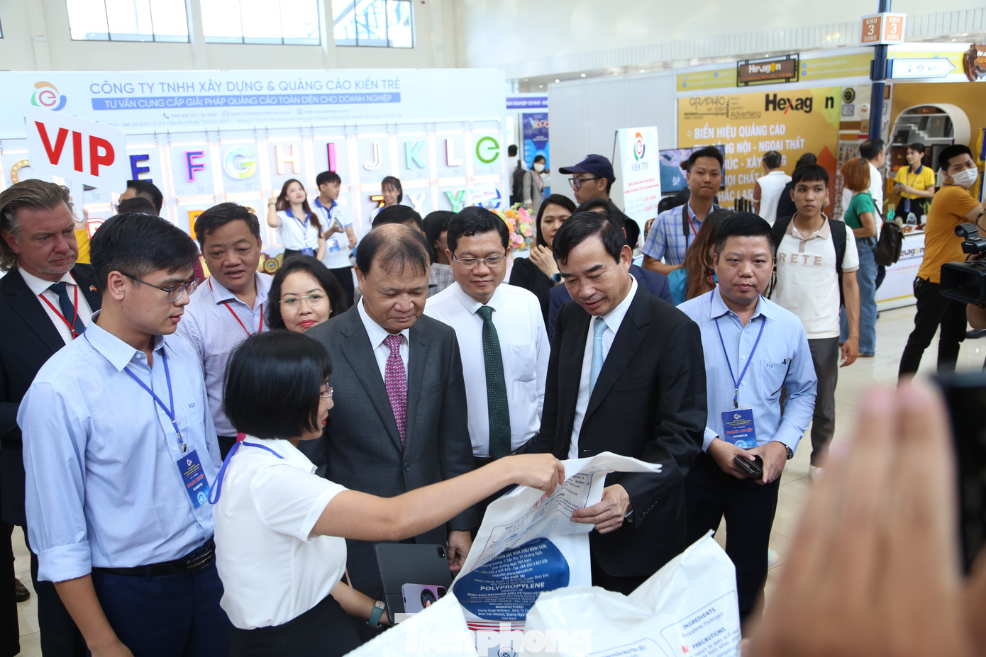 Dù có nhiều khởi sắc nhưng phát triển công nghiệp hỗ trợ ở nước ta vẫn còn nhiều điểm nghẽn, chưa tham gia sâu vào chuỗi cung ứng toàn cầu. Dù có nhiều khởi sắc nhưng phát triển công nghiệp hỗ trợ ở nước ta vẫn còn nhiều điểm nghẽn, chưa tham gia sâu vào chuỗi cung ứng toàn cầu.