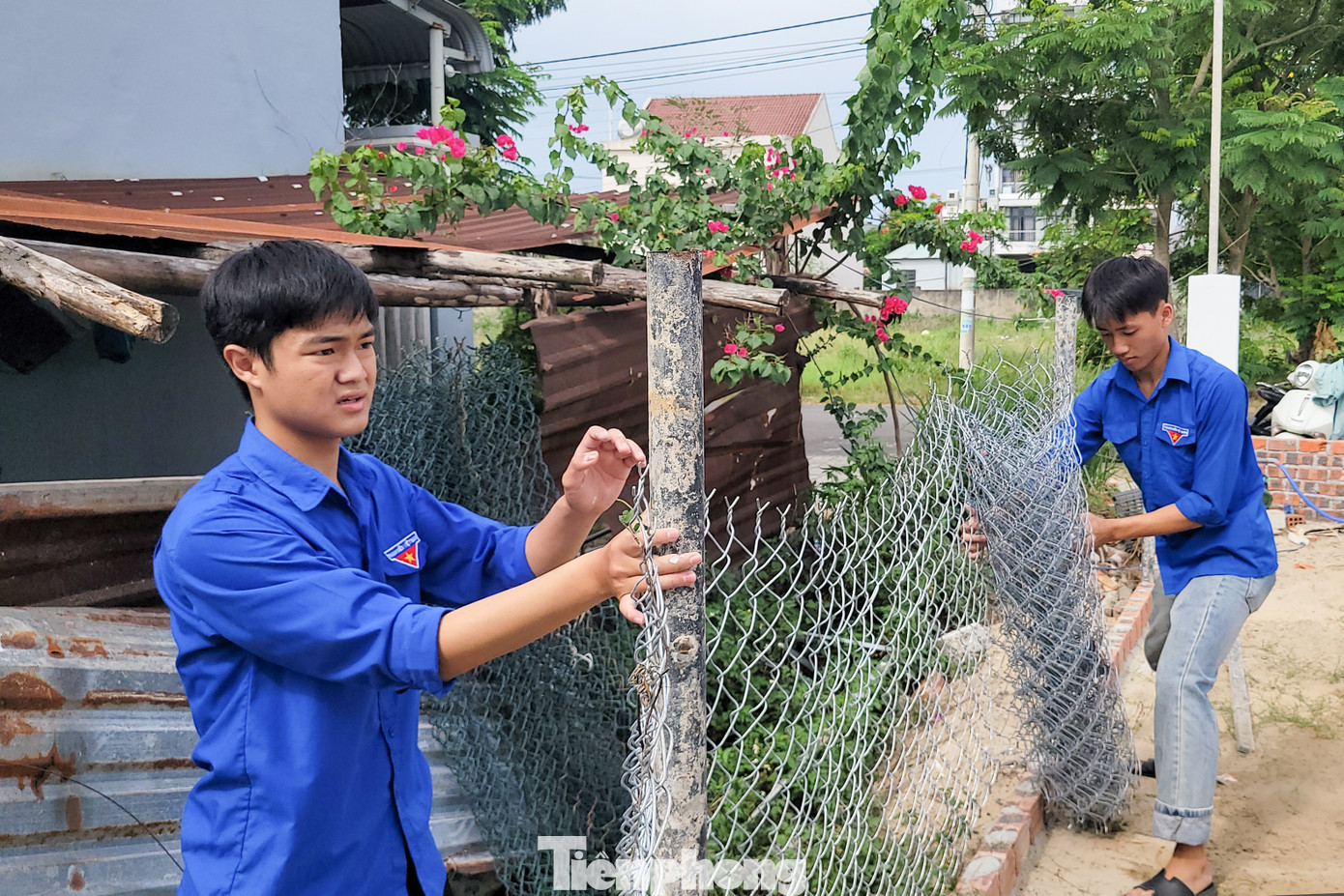 Những ngày này, lực lượng đoàn viên thanh niên Đoàn phường Hòa Hải (quận Ngũ Hành Sơn, Đà Nẵng) đang gấp rút hoàn thiện công trình nhà ở để bàn giao cho bà Mai Thị Duyên (69 tuổi, trú tổ 73). Bà Duyên là phụ nữ neo đơn, thuộc diện hộ nghèo và chưa có nhà ở. Ảnh: Giang Thanh