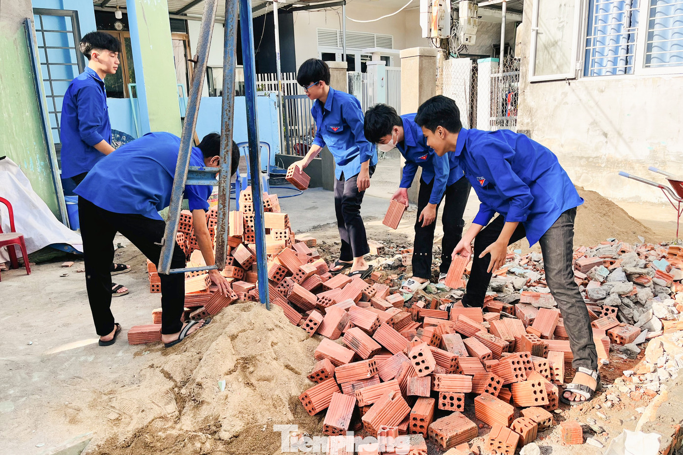 Đặc biệt, trên địa bàn quận Liên Chiểu, cả 5/5 Đoàn phường đều triển khai hoạt động này với nguồn kinh phí từ vận động các mạnh thường quân, các tổ chức từ thiện, quỹ Vì người nghèo của địa phương... Lực lượng đoàn viên thanh niên đóng góp ngày công để dọn dẹp đồ đạc, tháo dỡ nhà cũ, hỗ trợ đội ngũ thi công trong quá trình xây dựng, góp sức để sơn sửa, hoàn thiện nhà mới cho người dân...