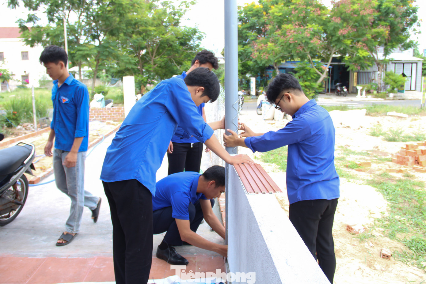 Công trình được xây dựng trong gần 2 tháng với sự hỗ trợ nhiệt tình của lực lượng đoàn viên thanh niên phường Hòa Hải. Cứ có bất kỳ công việc gì, những thợ xây áo xanh ngay lập tức có mặt để hỗ trợ.