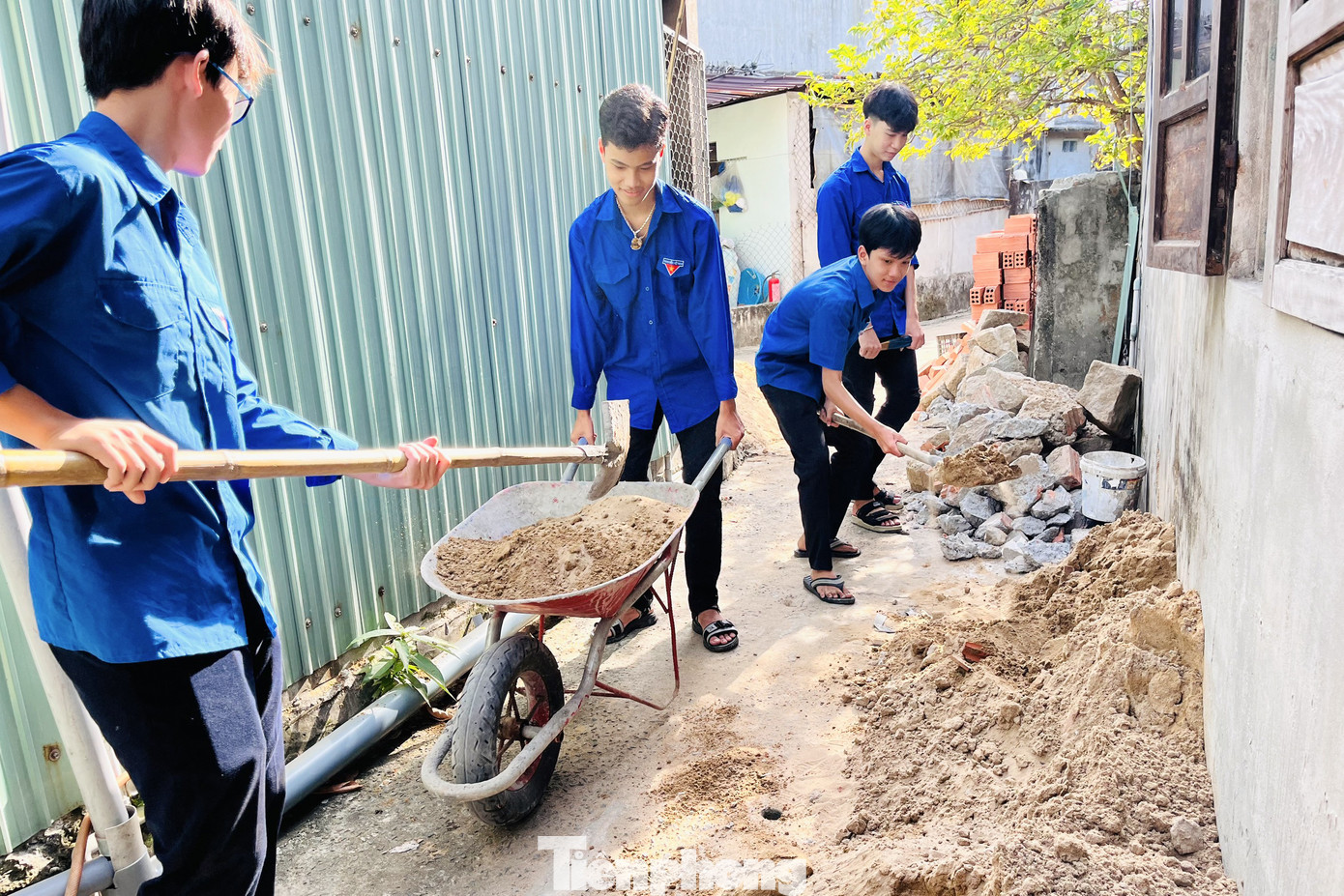 Theo anh Huỳnh Thanh Bình - Bí thư Quận Đoàn Liên Chiểu, với tinh thần tương thân tương ái, đoàn viên thanh niên trên địa bàn quận đã góp công, góp sức để hỗ trợ các hộ nghèo, hộ neo đơn, mẹ liệt sĩ... sửa chữa, xây mới nhà cửa.