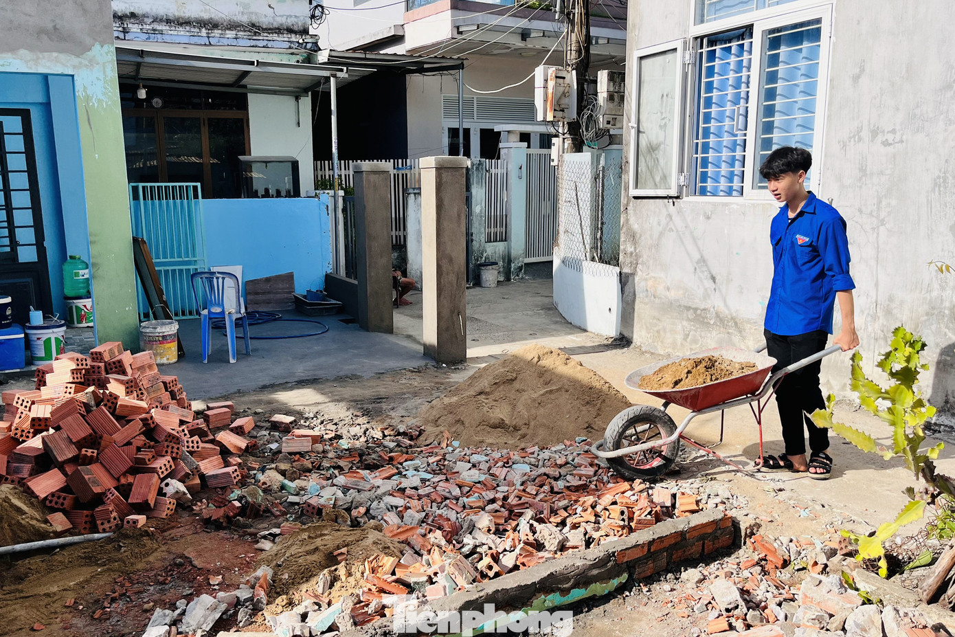 Được biết, trong Chiến dịch Tình nguyện hè năm 2024, Thành Đoàn Đà Nẵng đặt mục tiêu xây dựng mới 12 ngôi nhà nhân ái, ngôi nhà khăn quàng đỏ cho hộ nghèo, thiếu nhi có hoàn cảnh khó khăn. Từ đầu tháng 6/2024 đến nay, các cấp bộ Đoàn trên toàn thành phố đồng loạt triển khai các hoạt động sửa chữa, xây mới nhà cửa cho các hộ có hoàn cảnh khó khăn.