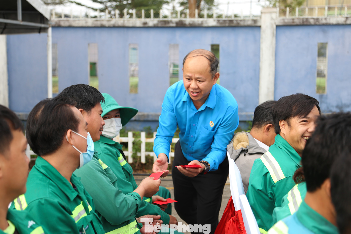 Lãnh đạo LĐLĐ thành phố Đà Nẵng lì xì cho công nhân, người lao động ra quân Tết trồng cây. (Ảnh: Giang Thanh)