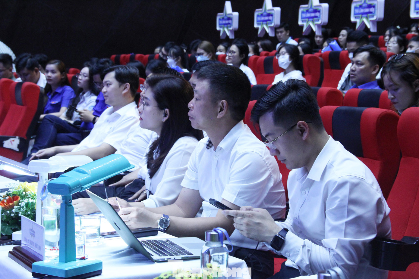 Ban Giám khảo đêm chung kết gồm: chị Hồ Hồng Nguyên, Quyền Trưởng Ban Thanh niên Trường học TƯ Đoàn, Phó Chủ tịch Thường trực TƯ Hội Sinh viên Việt Nam; anh Nguyễn Nhất Linh, Phó Trưởng Ban Thanh niên Trường học TƯ Đoàn, Phó Chủ tịch T.Ư Hội Sinh viên Việt Nam và nhà báo Phùng Công Sưởng, Phó Tổng Biên tập Báo Tiền Phong, Ủy viên Ban Thư ký T.Ư Hội Sinh viên Việt Nam.