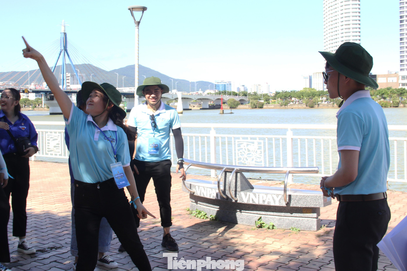 Trong ngày 27/8, 20 thí sinh đã trải qua phần thi “Hành trình thủ lĩnh”, kiểm tra kiến thức và các kỹ năng trong làm việc nhóm trong hành trình trò chơi lớn qua các địa điểm nổi tiếng của TP Đà Nẵng Trong ngày 27/8, 20 thí sinh đã trải qua phần thi “Hành trình thủ lĩnh”, kiểm tra kiến thức và các kỹ năng trong làm việc nhóm trong hành trình trò chơi lớn qua các địa điểm nổi tiếng của TP Đà Nẵng