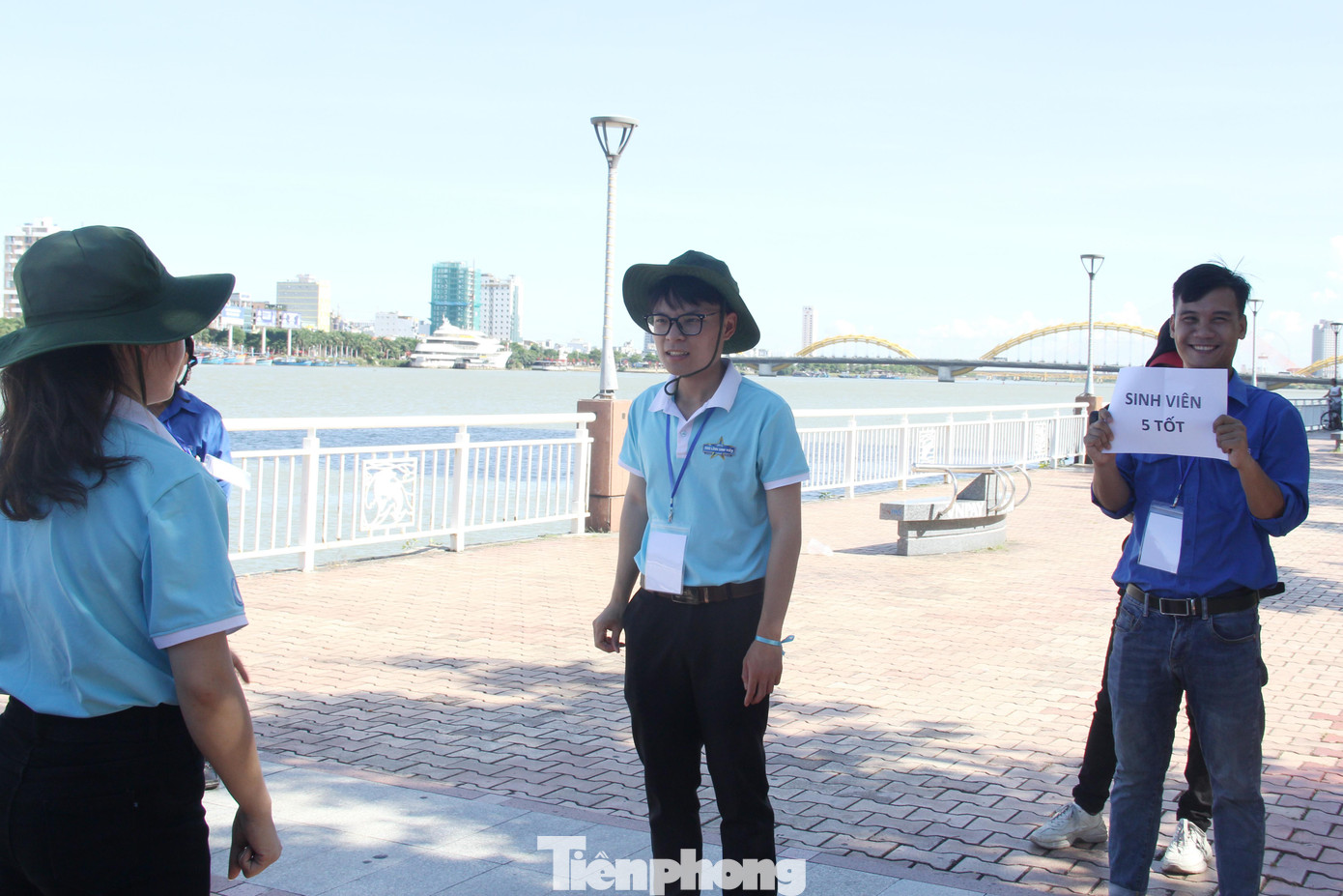 Trong ngày 27/8, 20 thí sinh đã trải qua phần thi “Hành trình thủ lĩnh”, kiểm tra kiến thức và các kỹ năng trong làm việc nhóm trong hành trình trò chơi lớn qua các địa điểm nổi tiếng của TP Đà Nẵng Trong ngày 27/8, 20 thí sinh đã trải qua phần thi “Hành trình thủ lĩnh”, kiểm tra kiến thức và các kỹ năng trong làm việc nhóm trong hành trình trò chơi lớn qua các địa điểm nổi tiếng của TP Đà Nẵng