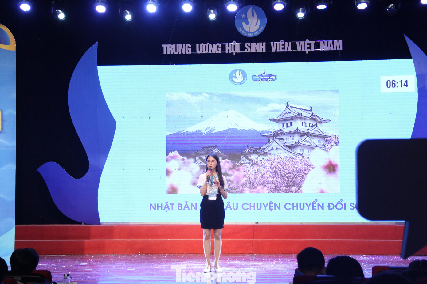 Ở phần thi của mình, với vai trò là Chủ tịch Hội Sinh viên Việt Nam, thí sinh Nguyễn Thị Châu Anh trình bày lộ trình xây dựng văn hóa số và năng lực chuyển đổi số cho cán bộ Hội và sinh viên. &quot;Văn hóa là nền tảng của bất kỳ cuộc cách mạng nào, chúng ta - thế hệ Z đang đứng trước những cơ hội rất lớn và sẽ là thế hệ sẵn sàng đón nhận cái mới. Bởi vậy, tôi sẽ đề ra lộ trình 3 bước để chuyển đổi số trong sinh viên, gồm: khảo sát và xây dựng khung đánh giá, phối hợp với các Bộ, ban, ngành đưa ra lộ trình phù hợp và xây dựng ứng dụng &quot;make in Vietnam&quot; Sinh viên Việt Nam&quot;, Châu Anh nói.