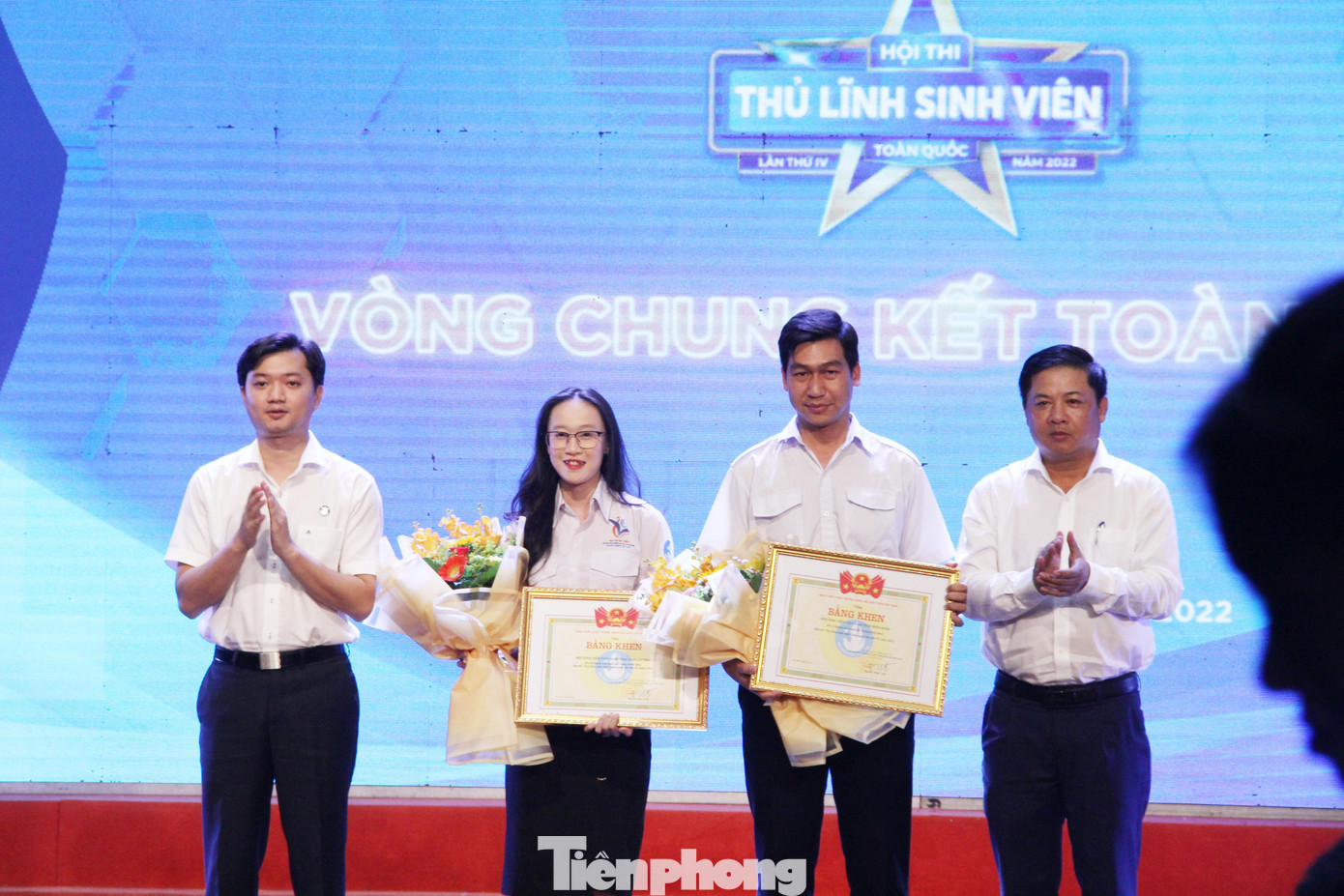 Hội thi Thủ lĩnh sinh viên năm 2022 bắt đầu diễn ra từ ngày 25/4 và thu hút sự tham gia của hơn 38,5 nghìn thí sinh đến từ 74 Hội Sinh viên Việt Nam các tỉnh, thành phố, các trường trực thuộc và Hội Sinh viên Việt Nam ở nước ngoài. Đây là năm thi ghi nhận sự tăng trưởng vượt bậc về cả số lượng và chất thí sinh tham gia. Nội dung cuộc thi cũng được cập nhật liên tục phù hợp với thực tiễn. Trong ảnh, Phó Bí thư Thành ủy Đà Nẵng Lương Nguyễn Minh Triết và Bí thư T.Ư Đoàn Nguyễn Minh Triết trao giải Hội Sinh viên cấp tỉnh, thành phố có tỷ lệ cán bộ Hội tham gia dự thi cao nhất cho Hội Sinh viên Việt Nam tỉnh Bình Dương và Hội Sinh viên Việt Nam tỉnh Bình Định.