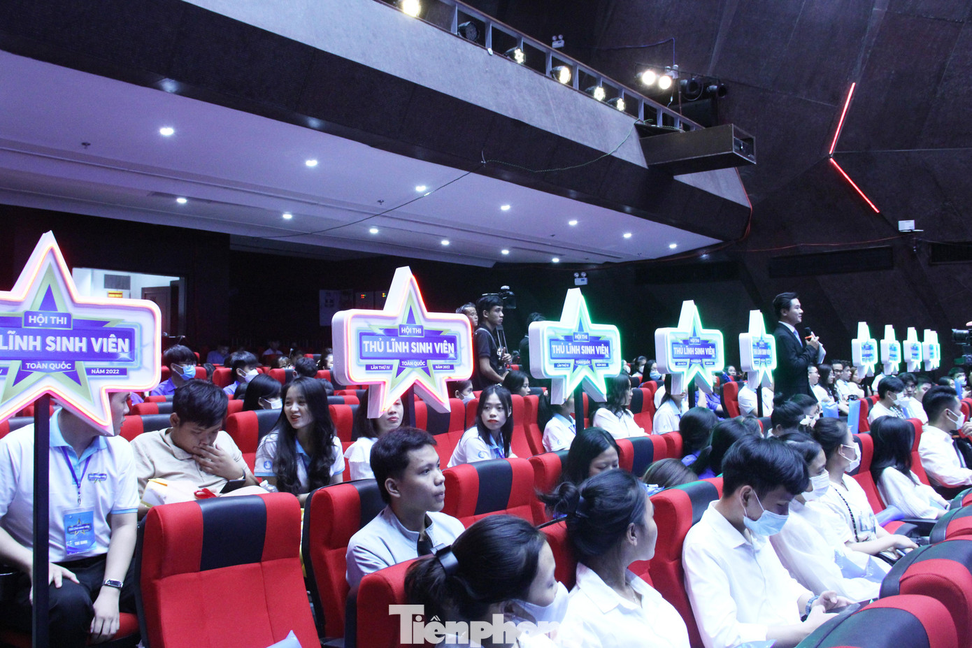 BTC lập Hội đồng cố vấn gồm 10 thí sinh không lọt vào top 6 tham gia bình chọn cho thí sinh yêu thích ở mỗi cặp đấu, đây là thông tin tham vấn để BGK chấm điểm các thí sinh trong vòng thi này.