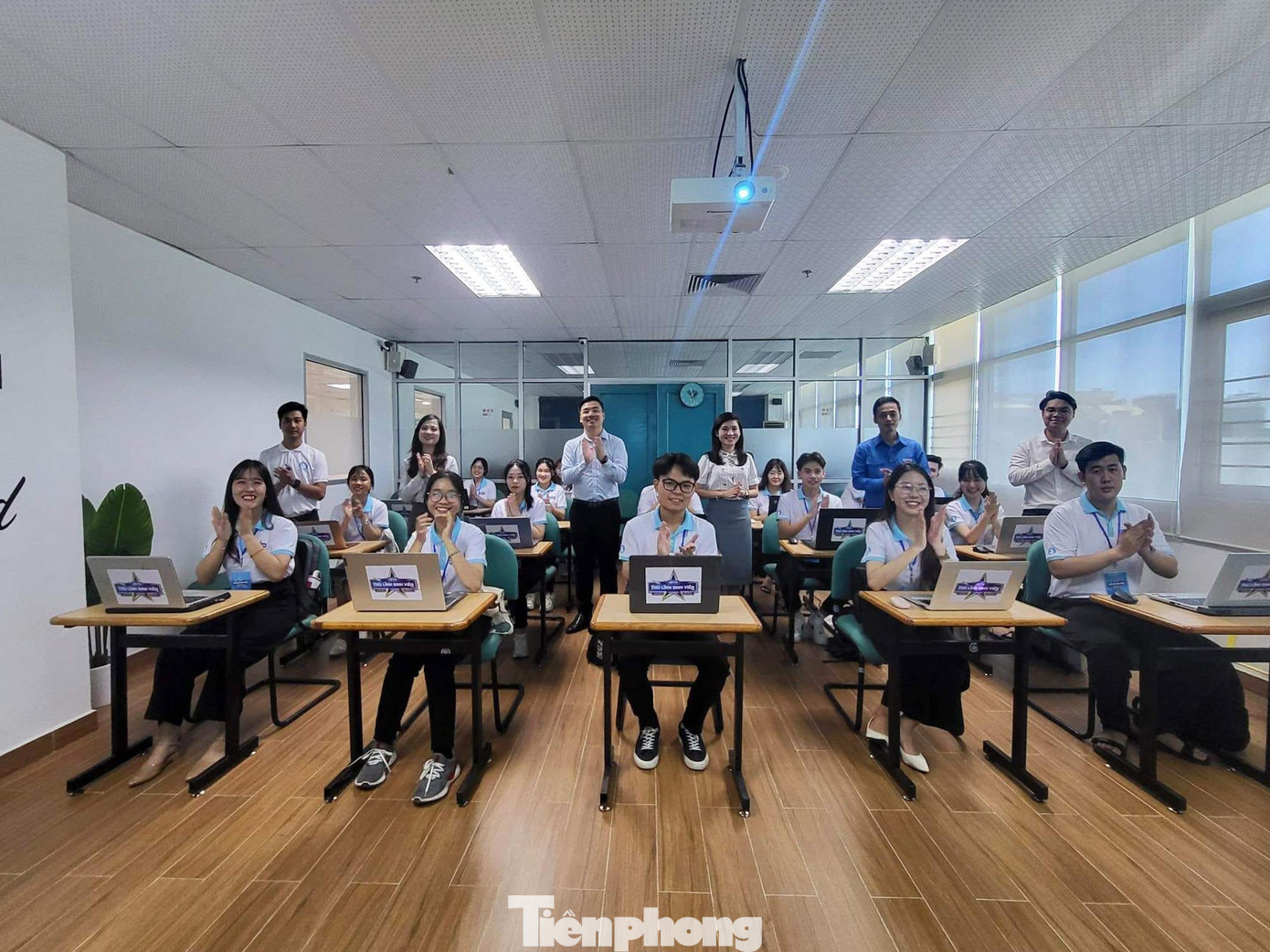 Trong ngày 27/8, 20 thí sinh đã trải qua phần thi “Hành trình thủ lĩnh”, kiểm tra kiến thức và các kỹ năng trong làm việc nhóm trong hành trình trò chơi lớn qua các địa điểm nổi tiếng của TP Đà Nẵng Trong ngày 27/8, 20 thí sinh đã trải qua phần thi “Hành trình thủ lĩnh”, kiểm tra kiến thức và các kỹ năng trong làm việc nhóm trong hành trình trò chơi lớn qua các địa điểm nổi tiếng của TP Đà Nẵng