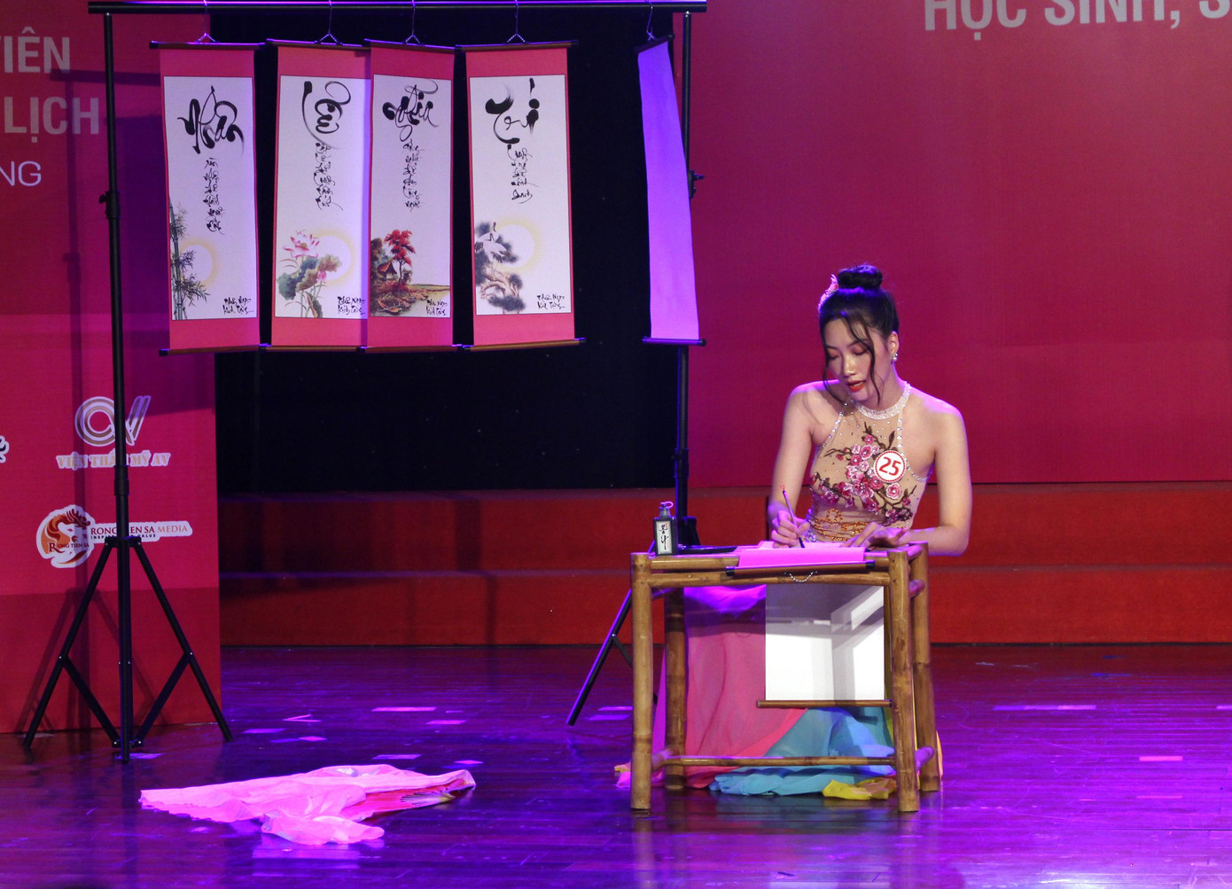 Thí sinh Nguyễn Trương Thiên Ngọc (Viện Nghiên cứu và Đào tạo Việt Anh, ĐH Đà Nẵng) biểu diễn múa truyền thống kết hợp viết thư pháp. Ảnh: Giang Thanh