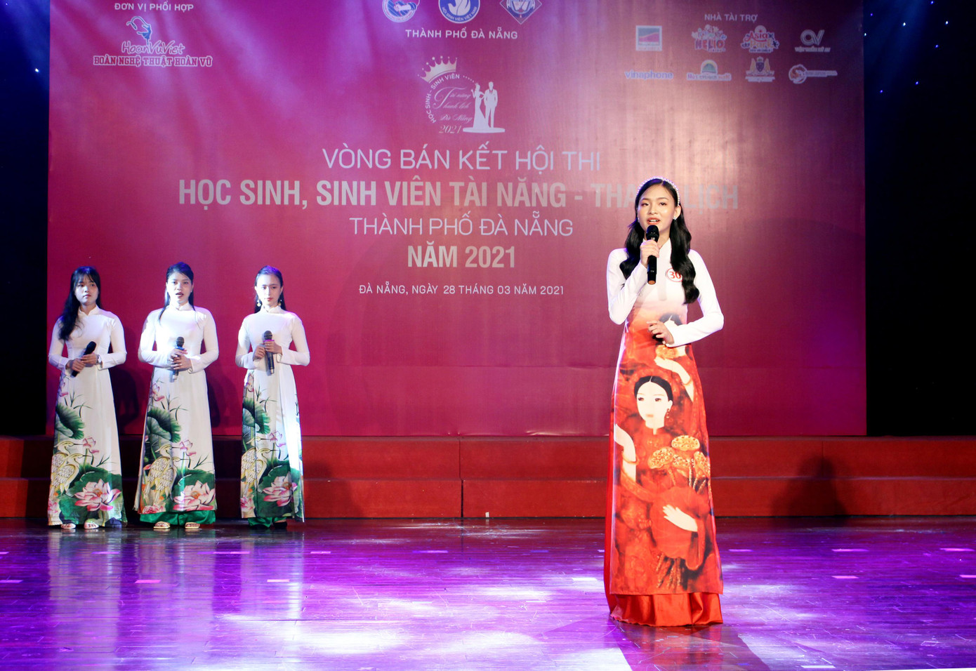 Trong phần thi tài năng, các thí sinh trình diễn nhiều tiết mục ấn tượng như múa cổ truyền, múa, nhảy hiện đại, viết thư pháp... Ảnh: Giang Thanh