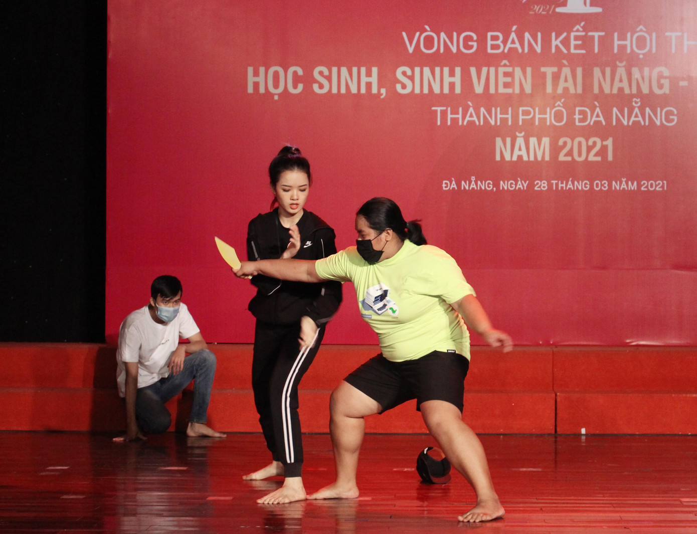 Màn biểu diễn võ thuật mạnh mẽ của thí sinh SDB 26 Lê Phan Huyền Trinh (ĐH Ngoại Ngữ - ĐH Đà Nẵng) gây ấn tượng mạnh với khán giả. Ảnh: Giang Thanh