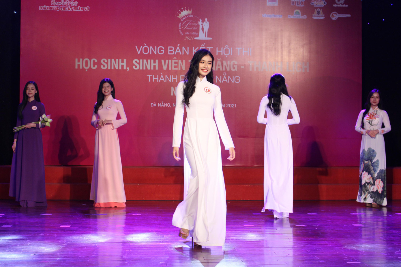 Vòng bán kết năm nay là màn tranh tài của 30 thí sinh đơn nữ và 14 cặp thí sinh nam nữ hiện đang là học sinh, sinh viên các trường ĐH, CĐ trên địa bàn. Ảnh: Giang Thanh