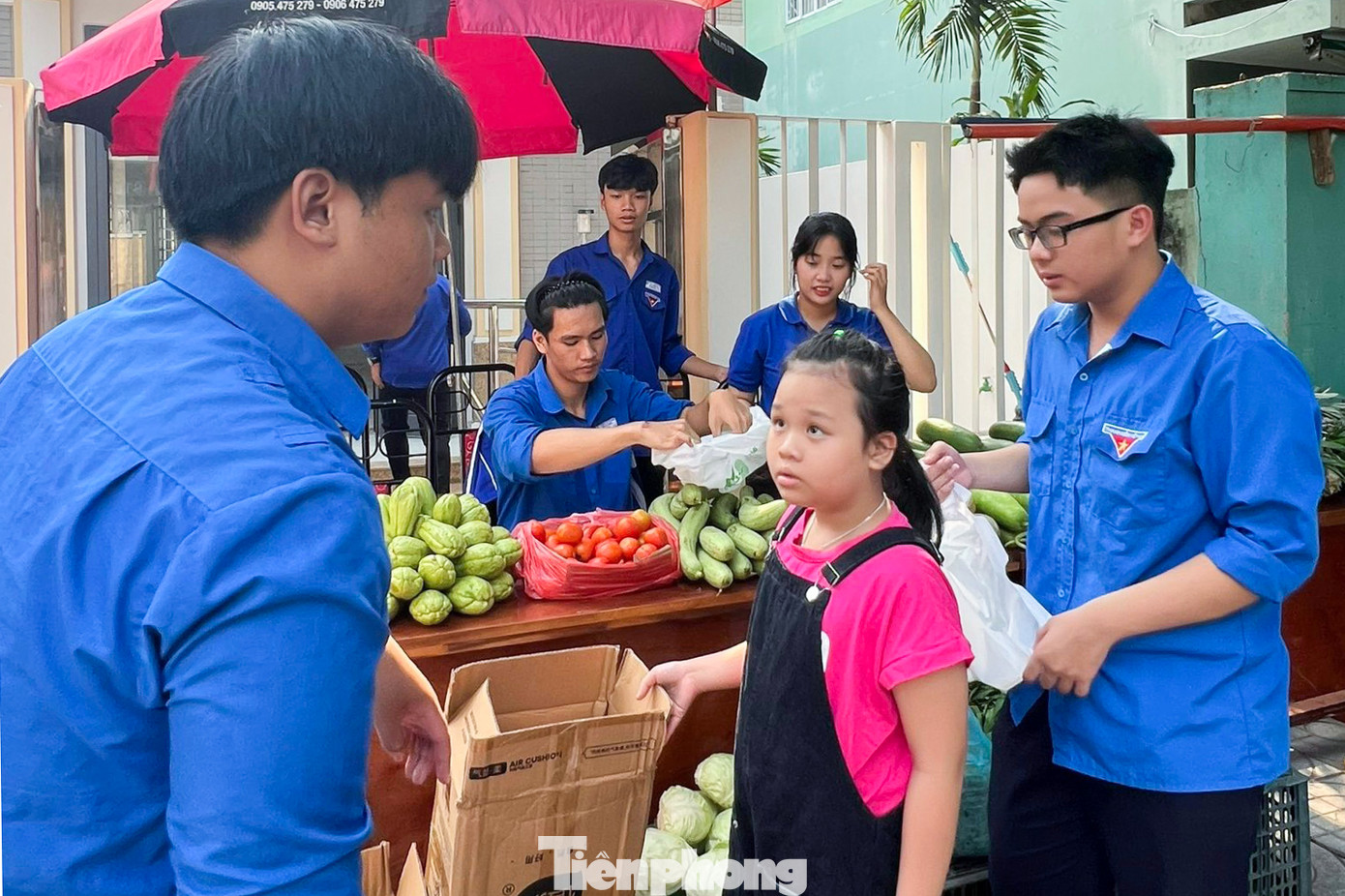 Người dân chỉ cần mang rác tài nguyên đến để mua thực phẩm.