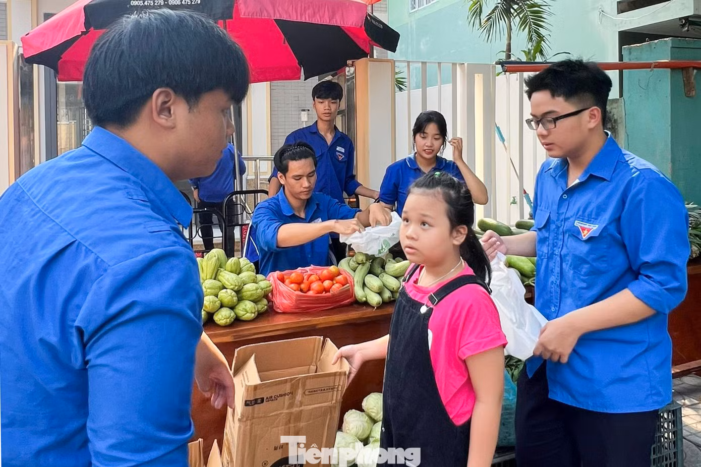 Người dân chỉ cần mang rác tài nguyên đến để mua thực phẩm.