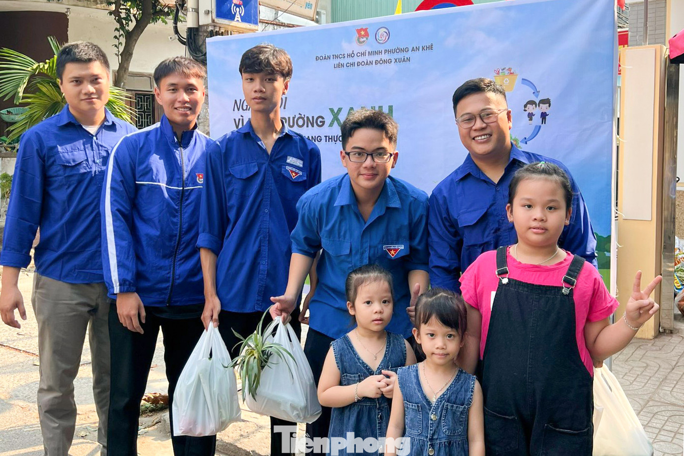 Người dân chỉ cần mang rác tài nguyên đến để mua thực phẩm.