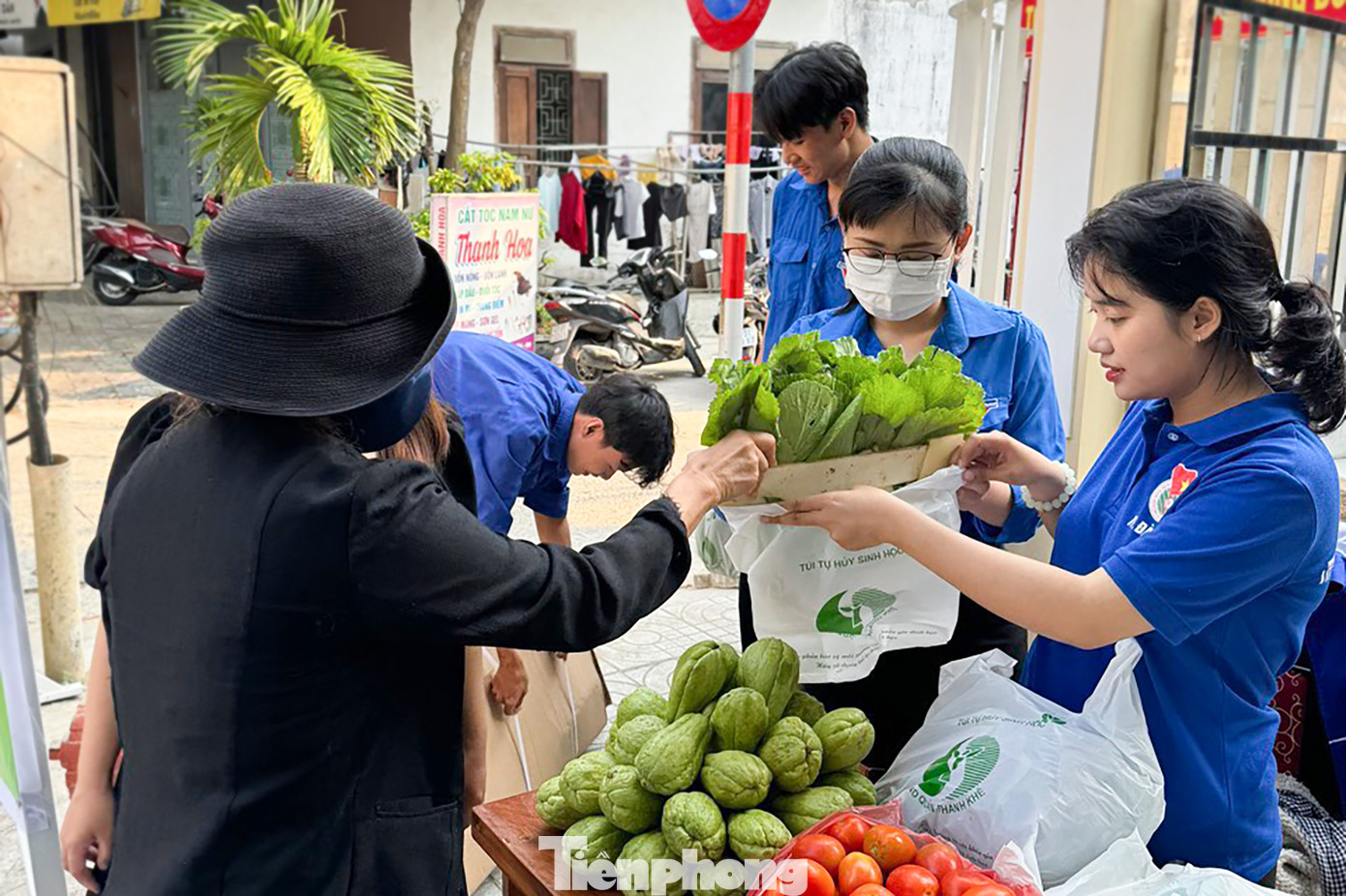Phiên chợ đặc biệt thu hút đông đảo người dân. Ảnh: Giang Thanh