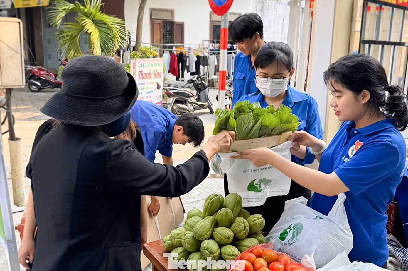 Phiên chợ đặc biệt thu hút đông đảo người dân. Ảnh: Giang Thanh
