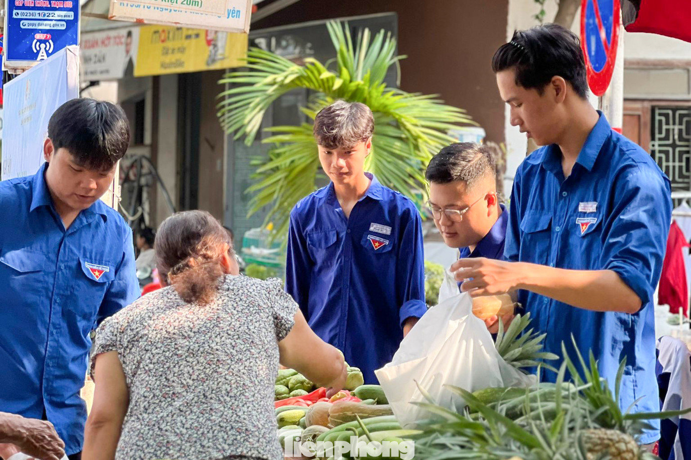 Đa dạng các mặt hàng thực phẩm sạch, tươi ngon được bày bán