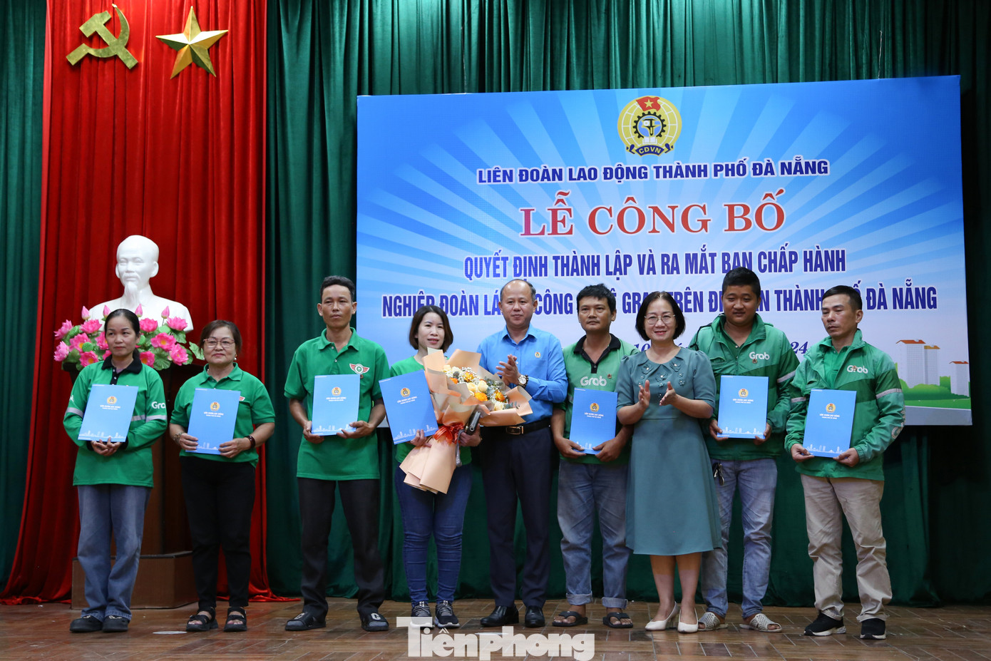 BCH Nghiệp đoàn lái xe công nghệ Grab TP Đà Nẵng chính thức ra mắt. Ảnh: Giang Thanh BCH Nghiệp đoàn lái xe công nghệ Grab TP Đà Nẵng chính thức ra mắt. Ảnh: Giang Thanh