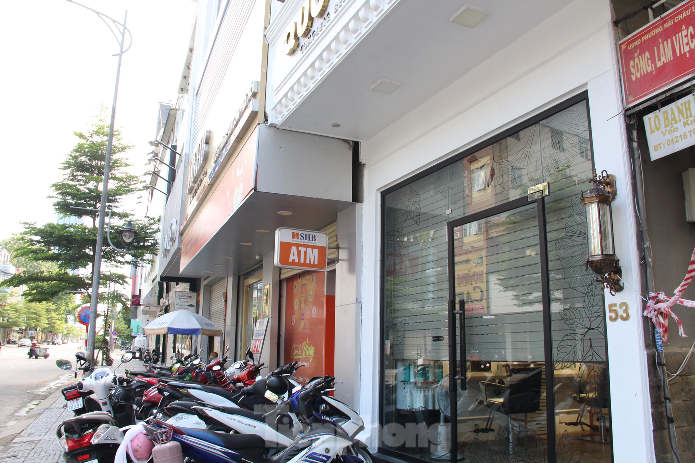 Đợt này, các tiệm cắt tóc, salon tóc cũng được phép mở cửa trở lại. Nhân viên tập trung dọn dẹp, vệ sinh các trang thiết bị để chuẩn bị phục vụ khách trong ngày mai (30/9). Các tiệm cắt tóc, salon tóc hoạt động kèm điều kiện chỉ được phục vụ 3 khách tại 1 thời điểm, đảm bảo 5K trong quá trình phục vụ khách. Đợt này, các tiệm cắt tóc, salon tóc cũng được phép mở cửa trở lại. Nhân viên tập trung dọn dẹp, vệ sinh các trang thiết bị để chuẩn bị phục vụ khách trong ngày mai (30/9). Các tiệm cắt tóc, salon tóc hoạt động kèm điều kiện chỉ được phục vụ 3 khách tại 1 thời điểm, đảm bảo 5K trong quá trình phục vụ khách.