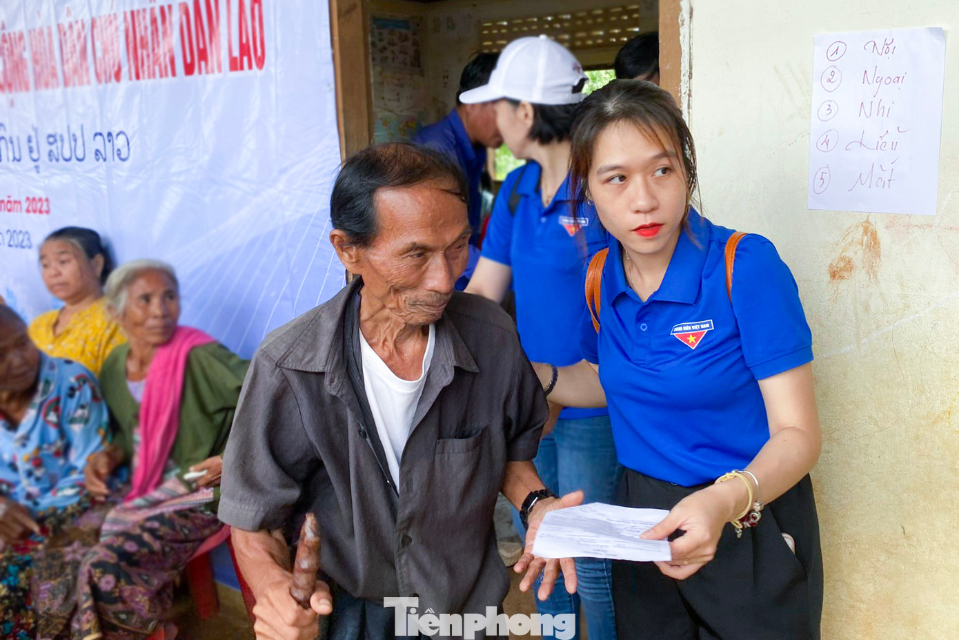 Các chiến sĩ tình nguyện hè hỗ trợ khám, phát thuốc miễn phí cho người dân tỉnh Salavan.