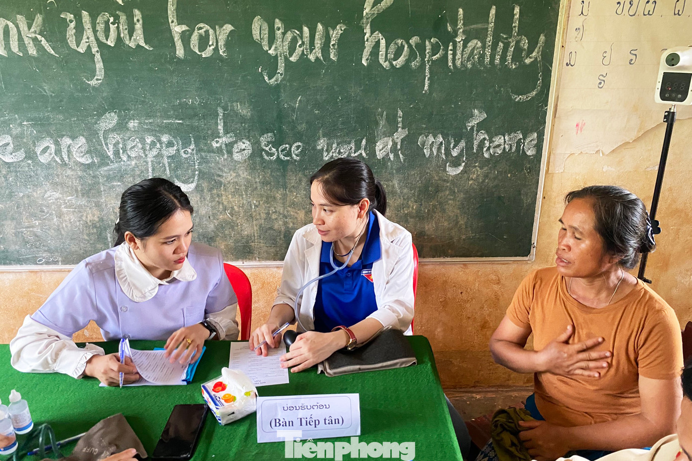 Các chiến sĩ tình nguyện hè hỗ trợ khám, phát thuốc miễn phí cho người dân tỉnh Salavan.