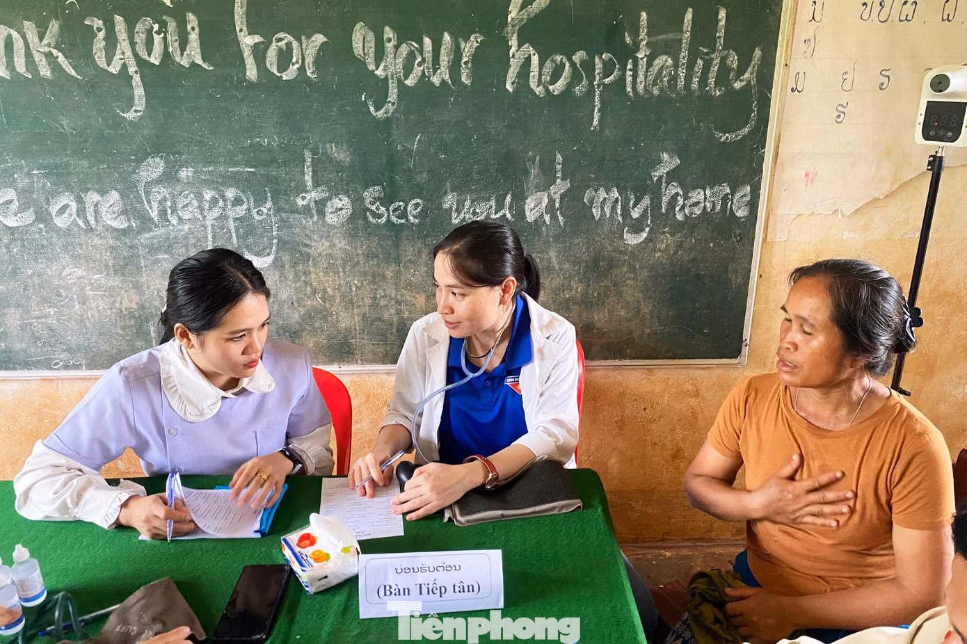 Các chiến sĩ tình nguyện hè hỗ trợ khám, phát thuốc miễn phí cho người dân tỉnh Salavan. Các chiến sĩ tình nguyện hè hỗ trợ khám, phát thuốc miễn phí cho người dân tỉnh Salavan.