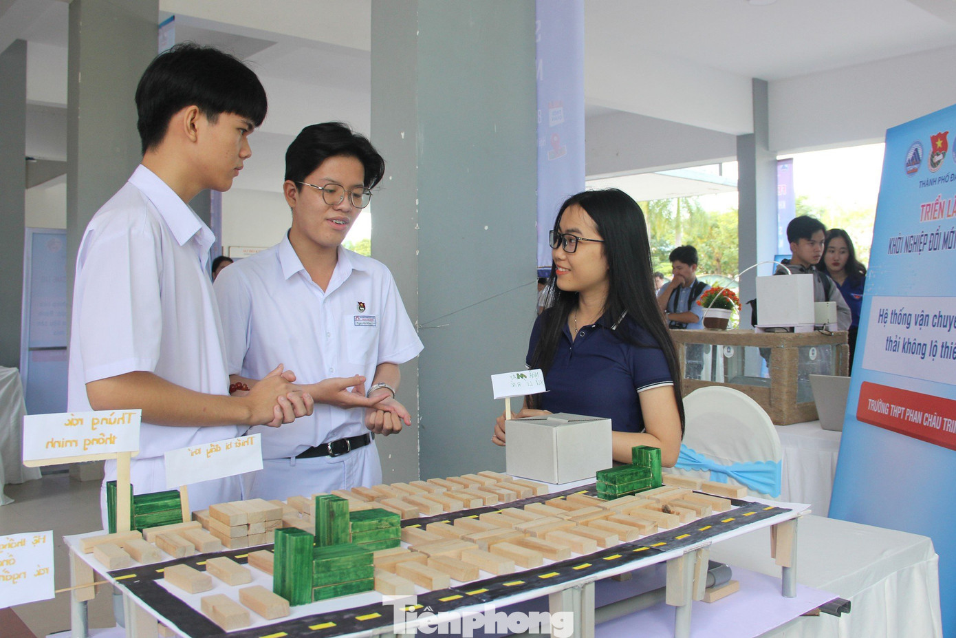 Nhóm dự án của trường THPT Phan Châu Trinh giới thiệu về Hệ thống vận chuyển rác thải không lộ thiên.