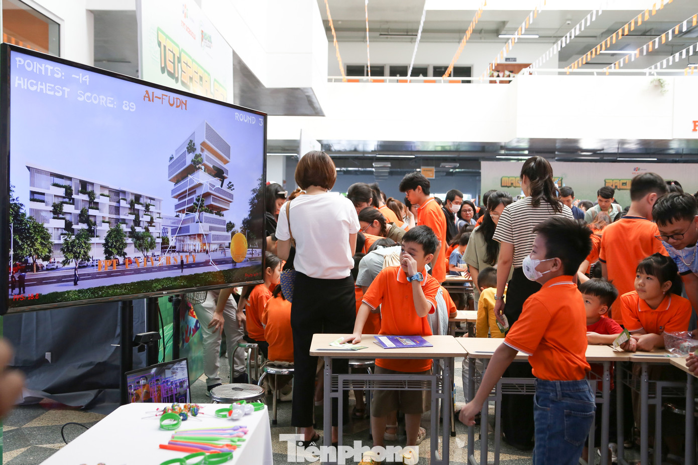 Các trò chơi gắn với các ứng dụng, kiến thức công nghệ, khoa học thu hút sự quan tâm của học sinh. Lần đầu được tham gia một ngày hội STEM, em Phan Nhật Duy (học sinh lớp 4/3, trường TH Lê Văn Hiến) hào hứng tham gia thí nghiệm, trò chơi ở các gian hàng. "Em thấy rất vui, tham gia trò chơi, em được các thầy cô, anh chị hướng dẫn nhiều kiến thức thú vị", Duy Nói.