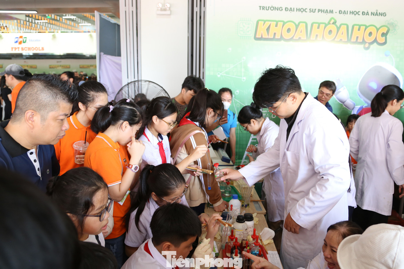 Với chủ đề “Joyful Experience in Tech” (Trải nghiệm thú vị với công nghệ), Ngày hội có nhiều hoạt động như: Hội thảo “AI - Trí tuệ nhân tạo và tương lai giáo dục” dành cho giáo viên, đa dạng không gian trải nghiệm ứng dụng STEM Challenges đa dạng cho học sinh, cuộc thi Robotics…