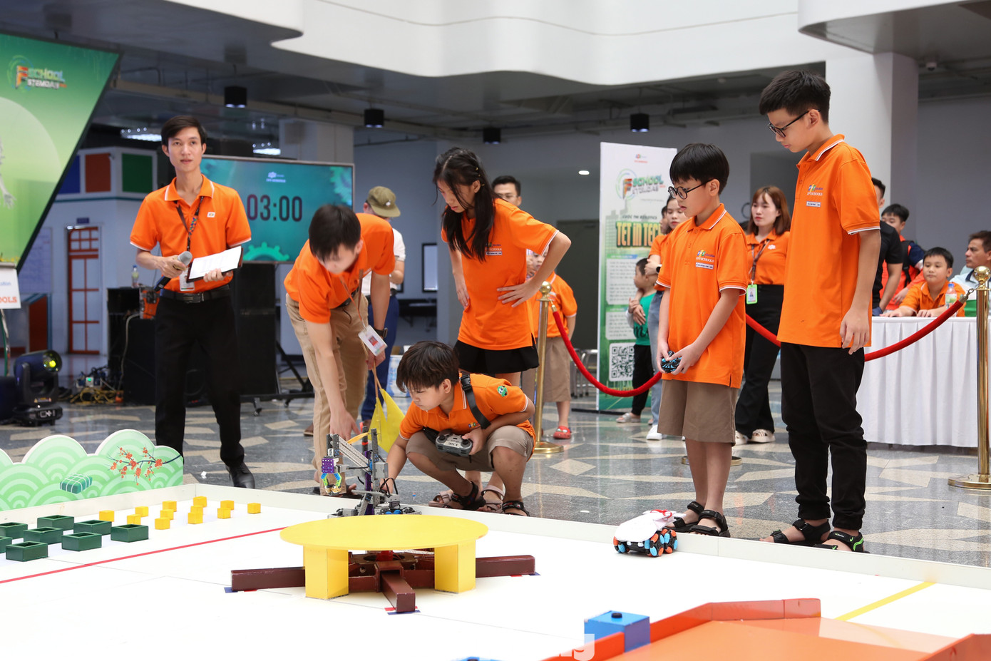 Trong khuôn khổ sự kiện, 20 đội thi tranh tài tại vòng Chung kết Robotics cấp trường với chủ đề “Tet in Tech”. Lấy cảm hứng từ phong tục truyền thống vào dịp Tết cổ truyền, cuộc thi robotics mô phỏng lại quá trình làm bánh chưng và bắn pháo hoa. Robot của 2 đội thi gắp nhân bỏ vào bỏ bánh chưng, sau đó di chuyển bánh chưng lên nồi nấu bánh để ghi điểm. Sau đó, robot di chuyển vào khu vực cầu chiến thắng để ấn nút bắn pháo hoa, giành điểm chiến thắng.