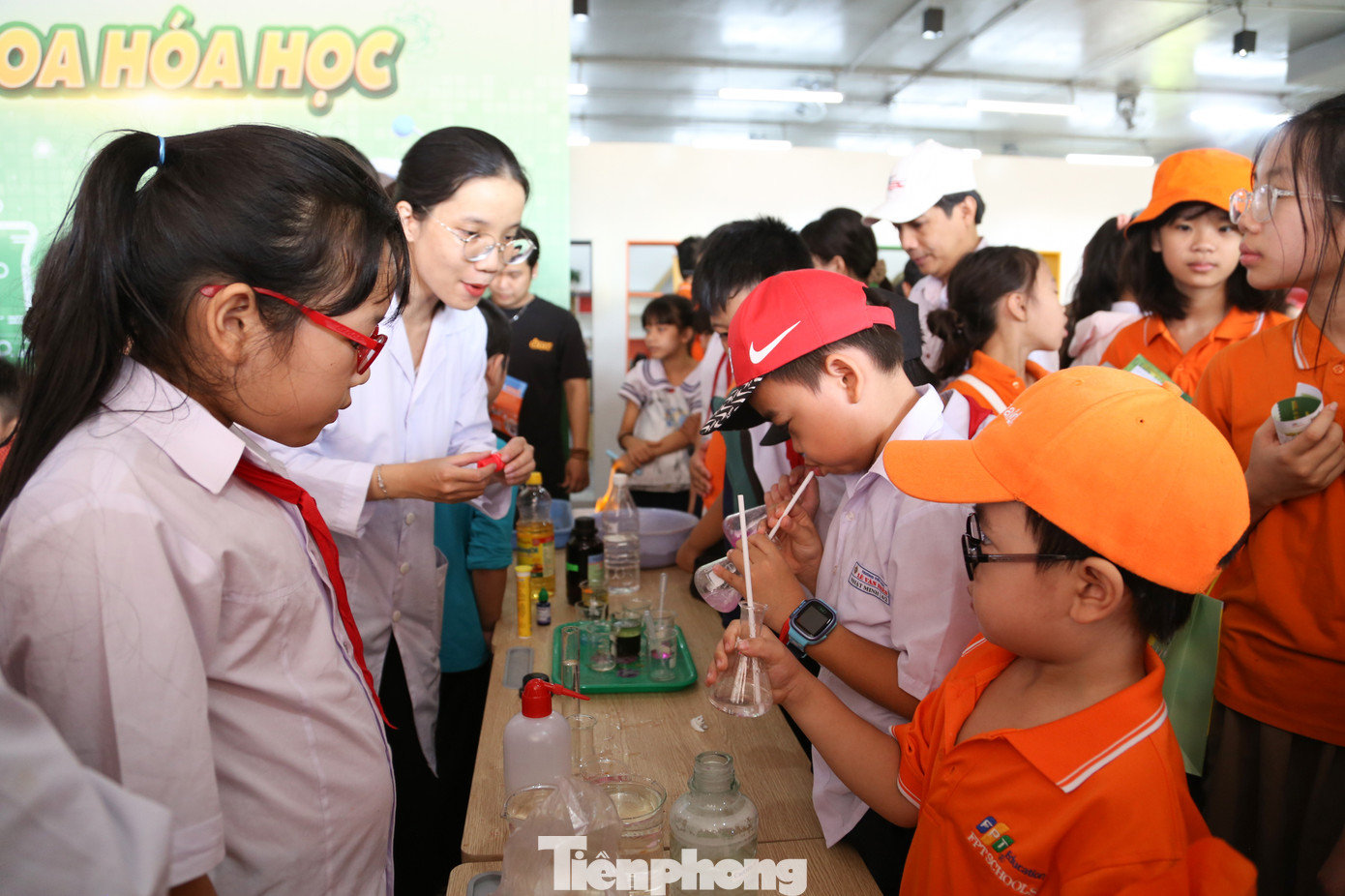 Các học sinh thích thú chế tạo pin điện hóa, chế tạo tên lửa cồn, thi thử thách IQ, biểu diễn các thí nghiệm hóa học, trải nghiệm Robotics, thí nghiệm núi lửa phun trào, trải nghiệm trò chơi thực tế…