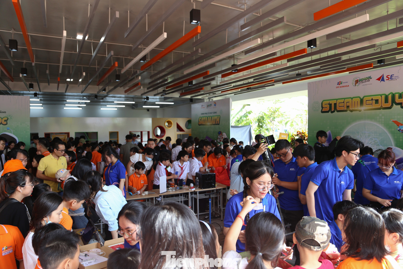 Sáng 16/12, tại trường TH&amp;THCS FPT Đà Nẵng diễn ra Ngày hội Khoa học Công nghệ STEM Day 2023 với sự tham gia của hơn 5.000 học sinh, phụ huynh và giáo viên TH, THCS trên địa bàn Đà Nẵng. (Ảnh: Giang Thanh)