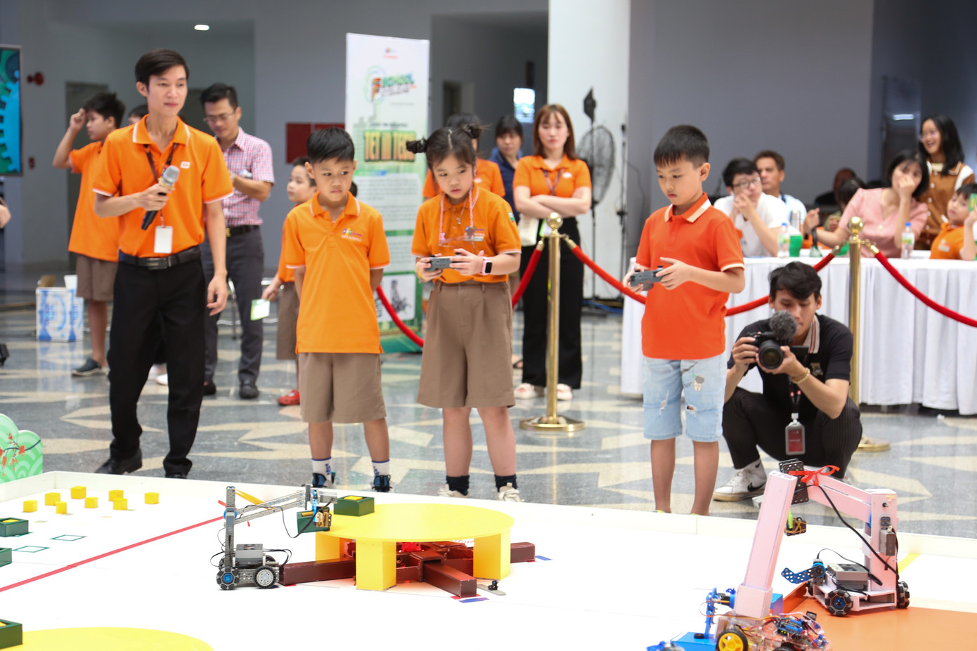 Năm nay là năm đầu tiên em Nguyễn Thế Quân (học sinh lớp 6, thành viên Đội thi Robot T-Rex) tham dự cuộc thi robotics. “Lần trước, em được trải nghiệm Ngày hội STEM và thấy rất thú vị. Quá trình làm robot, em được ứng dụng kiến thức đã học trên lớp như: kiến thức lập trình, mô phỏng robot, thiết kế phần mềm, phần cứng… Em hi vọng đội thi sẽ giành được chiến thắng ngày hôm nay”, em Quân nói.
