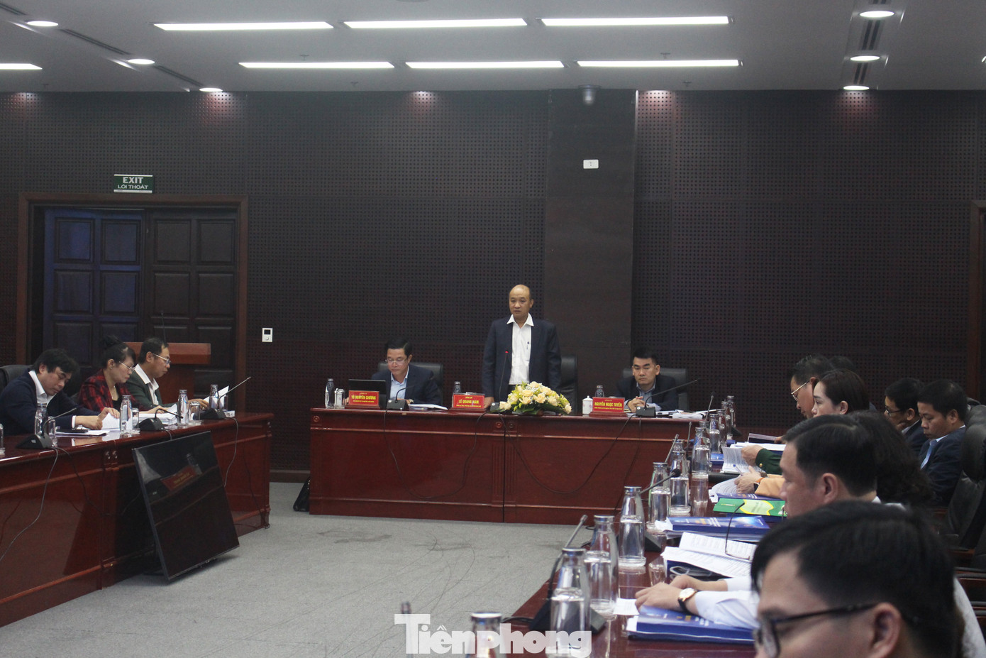 Các đại biểu chia thành bốn tổ để thảo luận về dự thảo Luật Đất đai (sửa đổi)