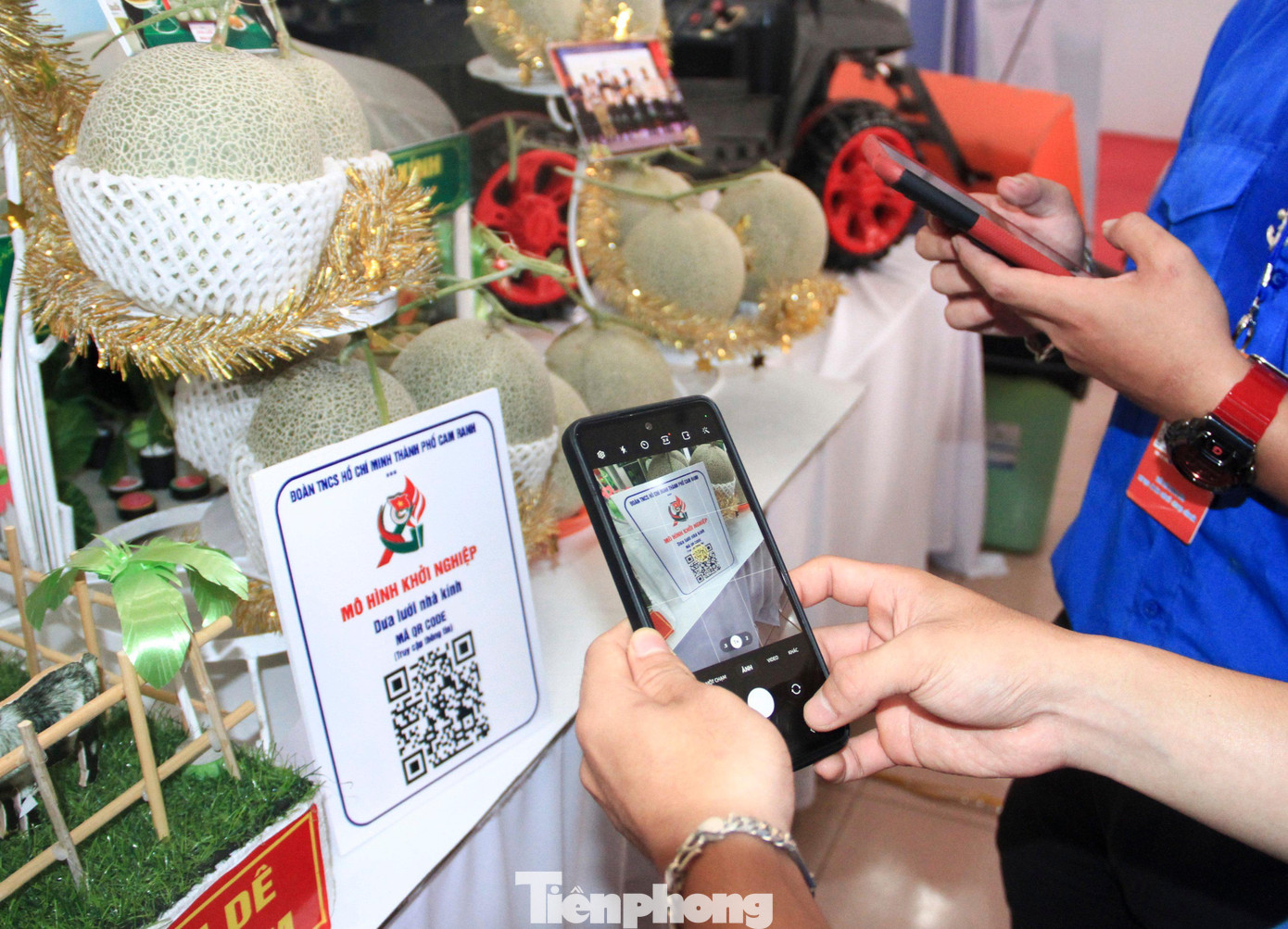 Mã QR về thông tin các mô hình khởi nghiệp của đoàn viên thanh niên trên địa bàn cũng được bố trí tại không gian triển lãm. Đại biểu quan tâm chỉ cần quét mã QR để tìm hiểu.