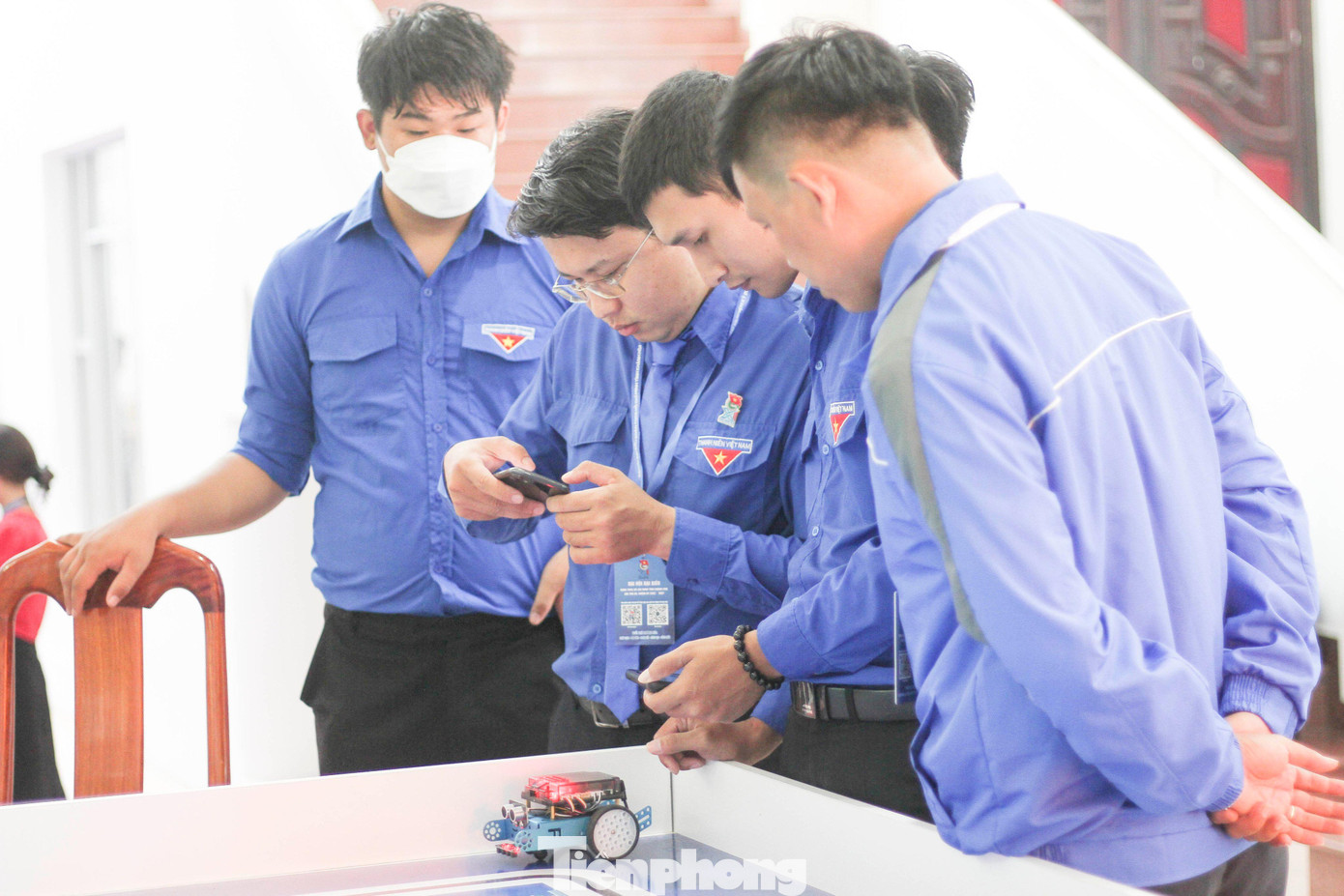 Các gian hàng thu hút đông đảo đại biểu tham quan, tìm hiểu cũng như kết nối để có thể lan tỏa các mô hình, liên kết phát triển sản phẩm công nghệ ứng dụng vào đời sống.