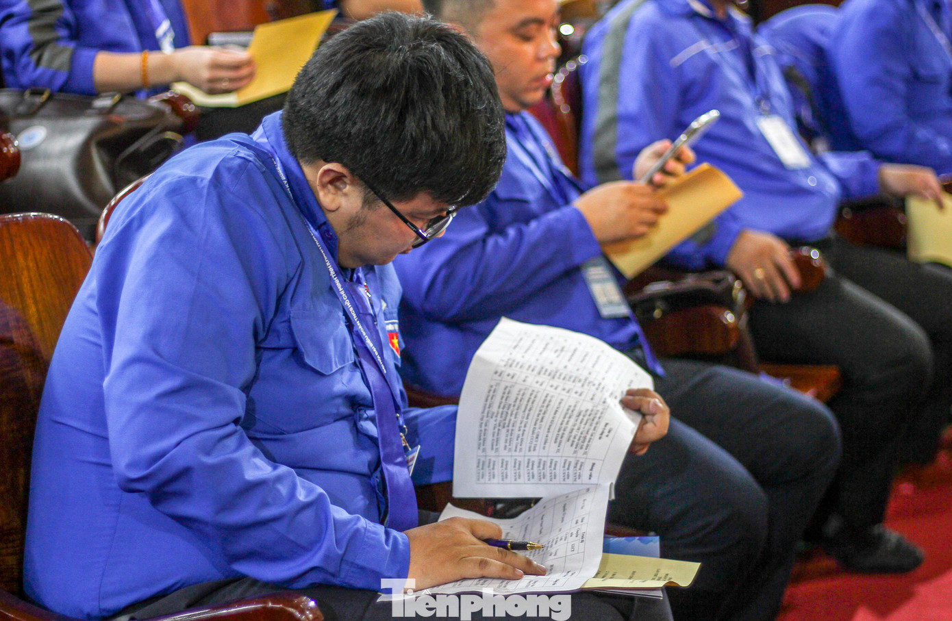 Trước khi bắt đầu phiên làm việc buổi chiều, toàn bộ đại biểu được phát danh sách ứng cử Ban Chấp hành Tỉnh Đoàn nhiệm kỳ mới cùng lý lịch trích ngang của các ứng cử viên.