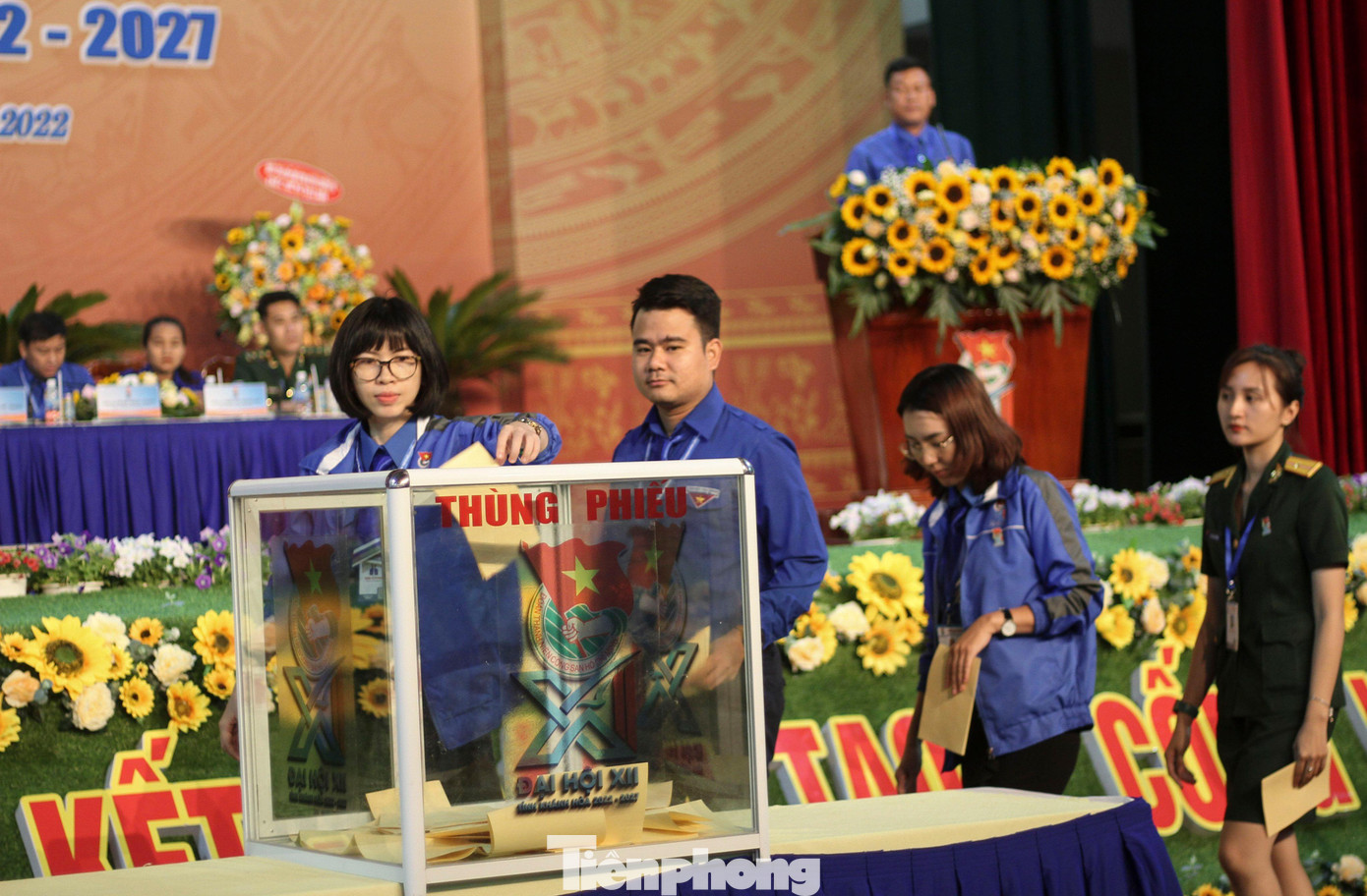 Xuyên suốt quá trình bỏ phiếu, danh sách các ứng viên cũng được chiếu liên tục trên 2 màn hình lớn của hội trường.