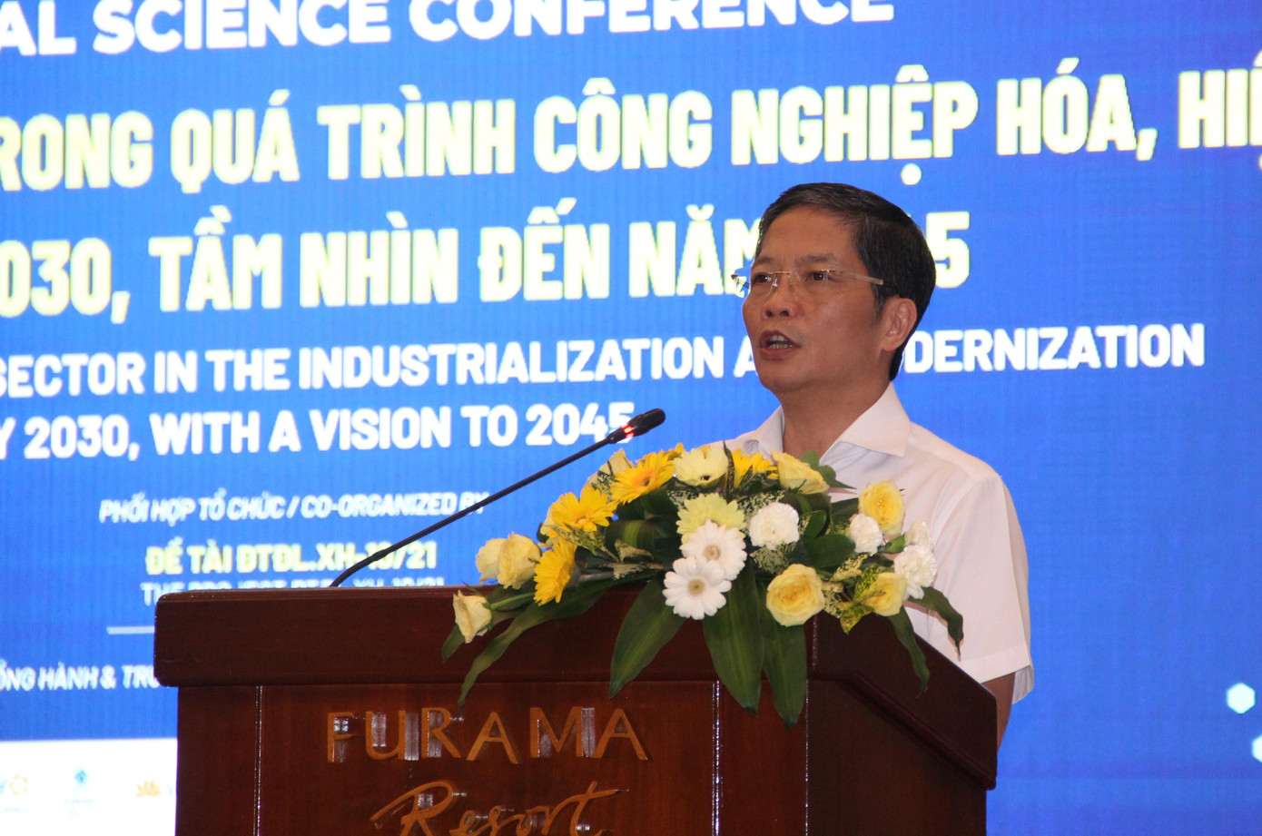 Theo Trưởng ban Kinh tế Trung ương, quá trình phát triển ngành dịch vụ cũng có nhiều vấn đề lớn đặt ra như Việt Nam luôn nhập siêu trong các cán cân thương mại dịch vụ, nhất là với dịch vụ có hàm lượng công nghệ và trí thức cao