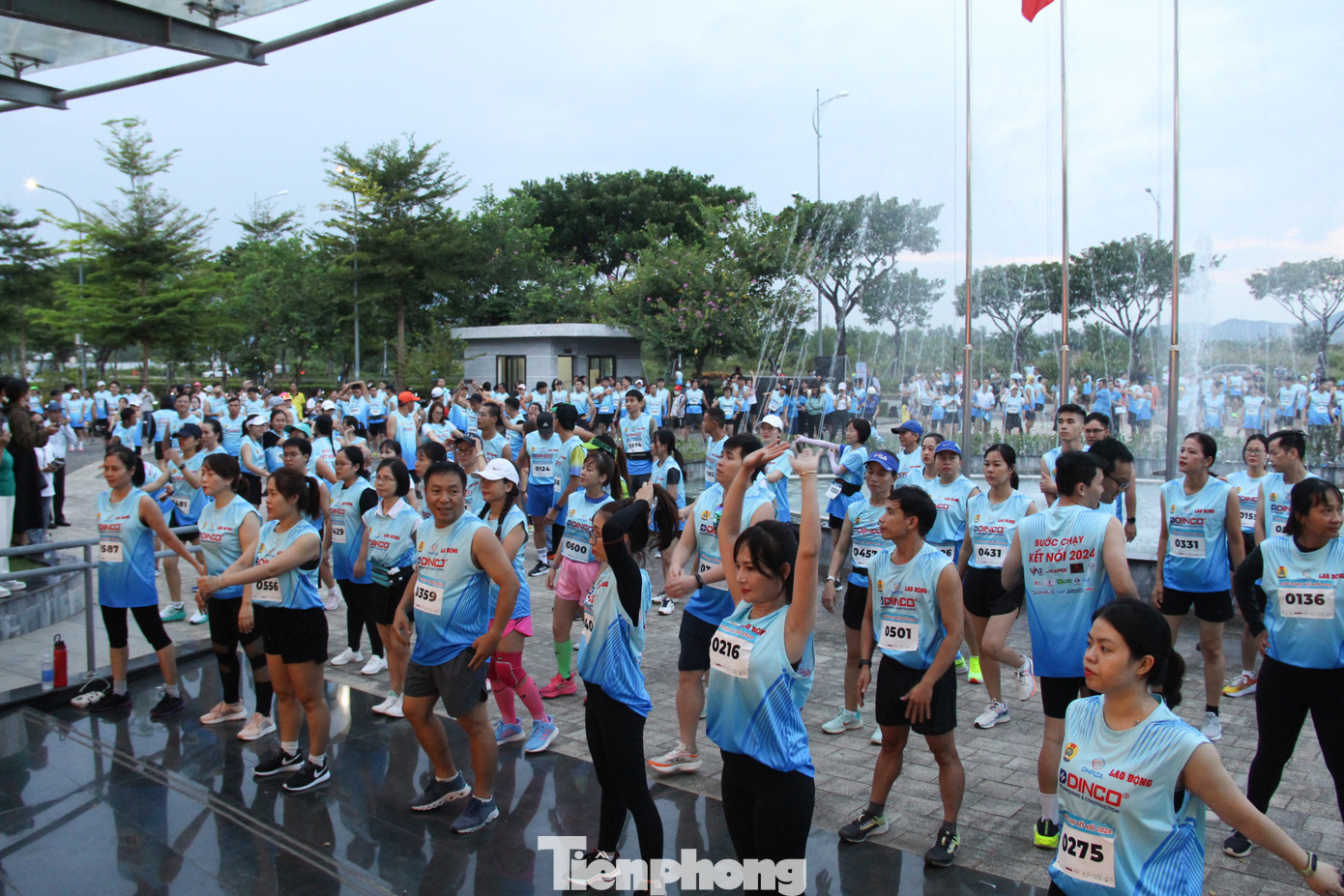 Từ 5h sáng, các vận động viên đã có mặt để chuẩn bị cho đường chạy. Ảnh: Giang Thanh