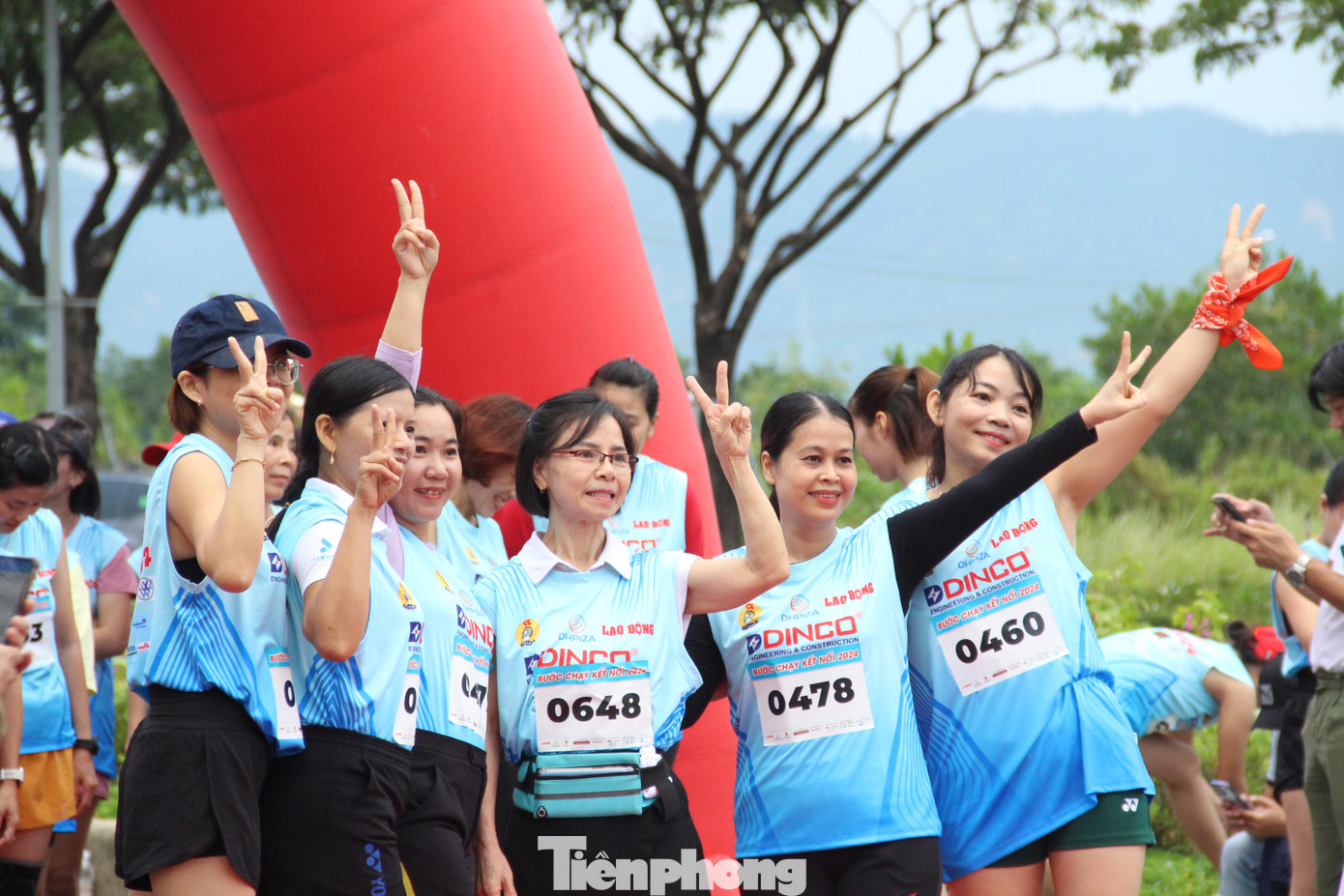 Các vận động viên nữ hào hứng check-in trên vạch xuất phát