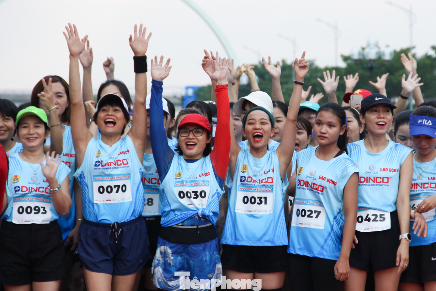 Các vận động viên nữ hào hứng check-in trên vạch xuất phát